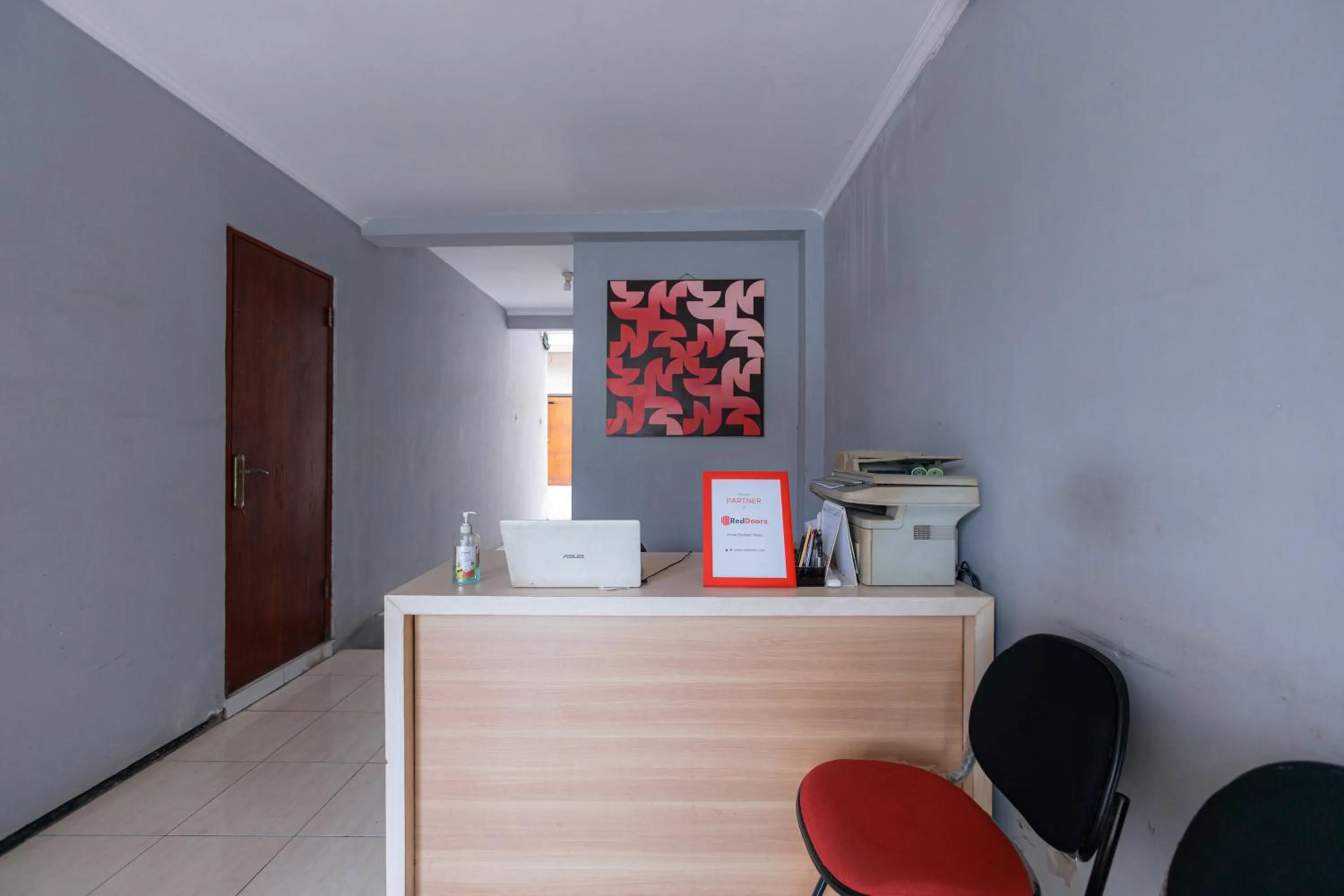 Lobby or reception in RedDoorz at Osuko Residence Sukomanunggal Jaya