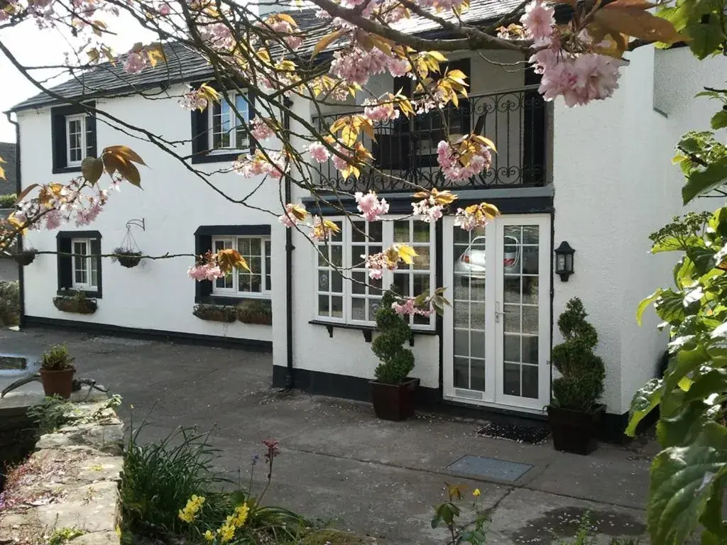 Property building in Littlebeck Warren Property building in Littlebeck Warren