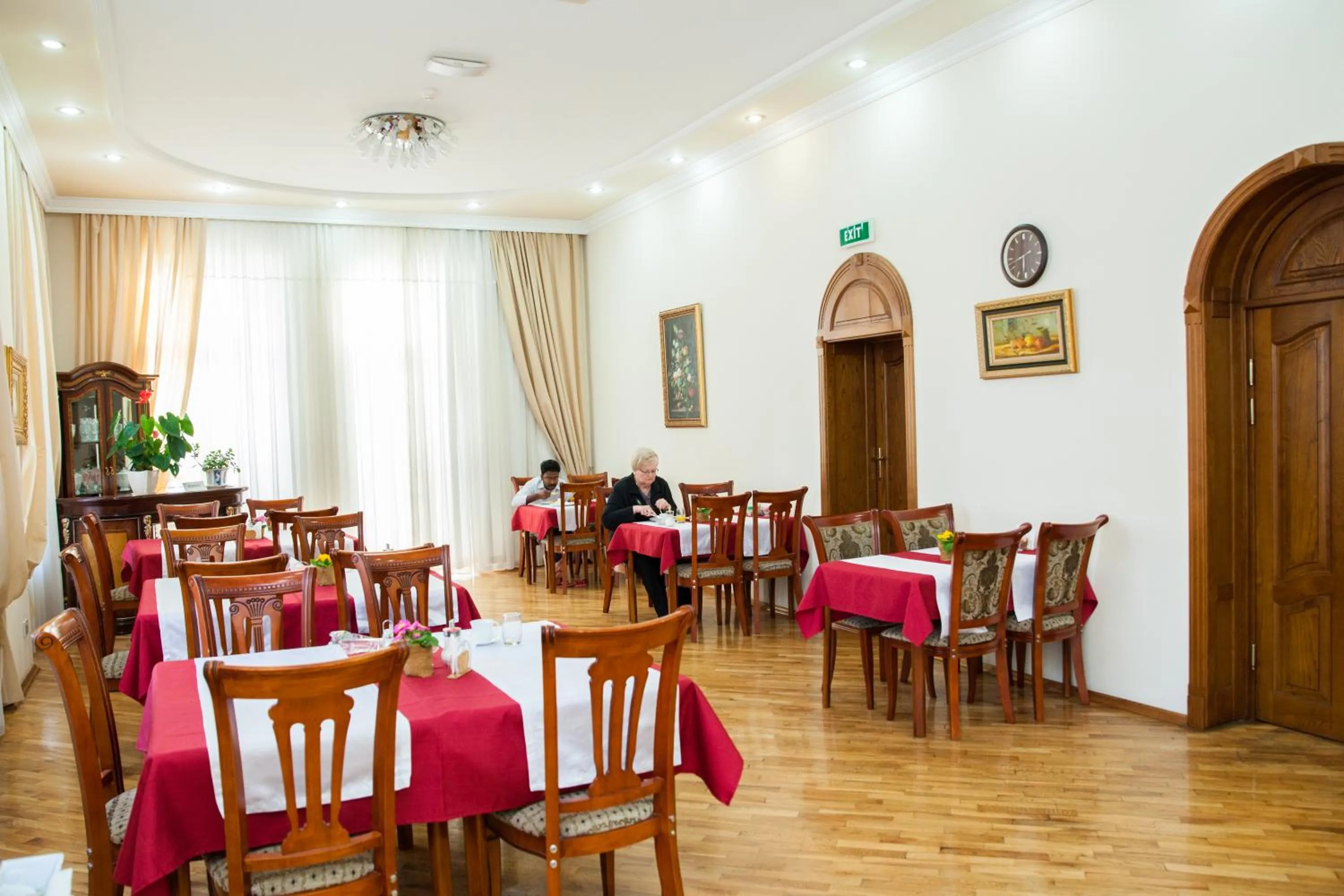 Restaurant/places to eat in Azcot Hotel