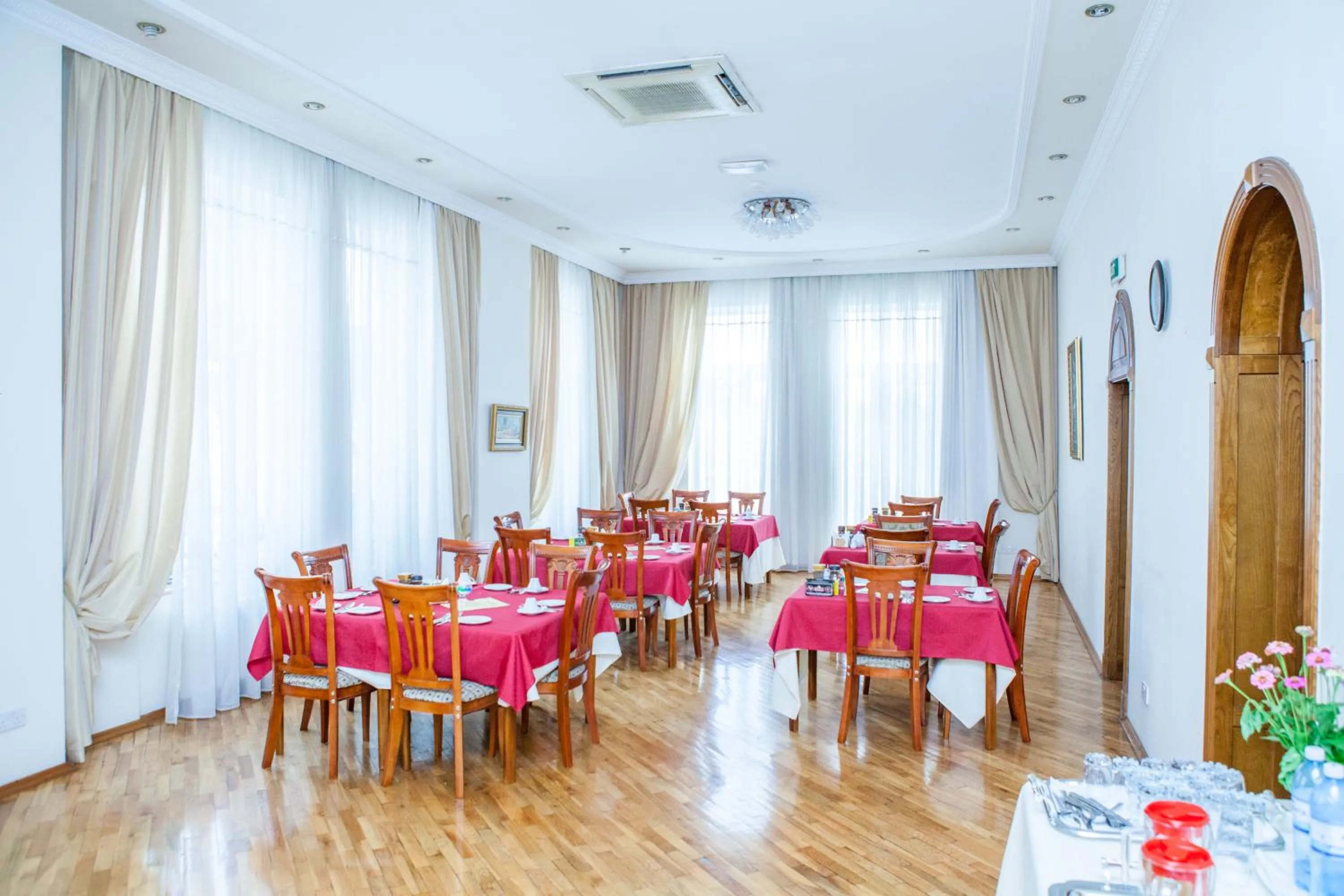 Restaurant/places to eat in Azcot Hotel