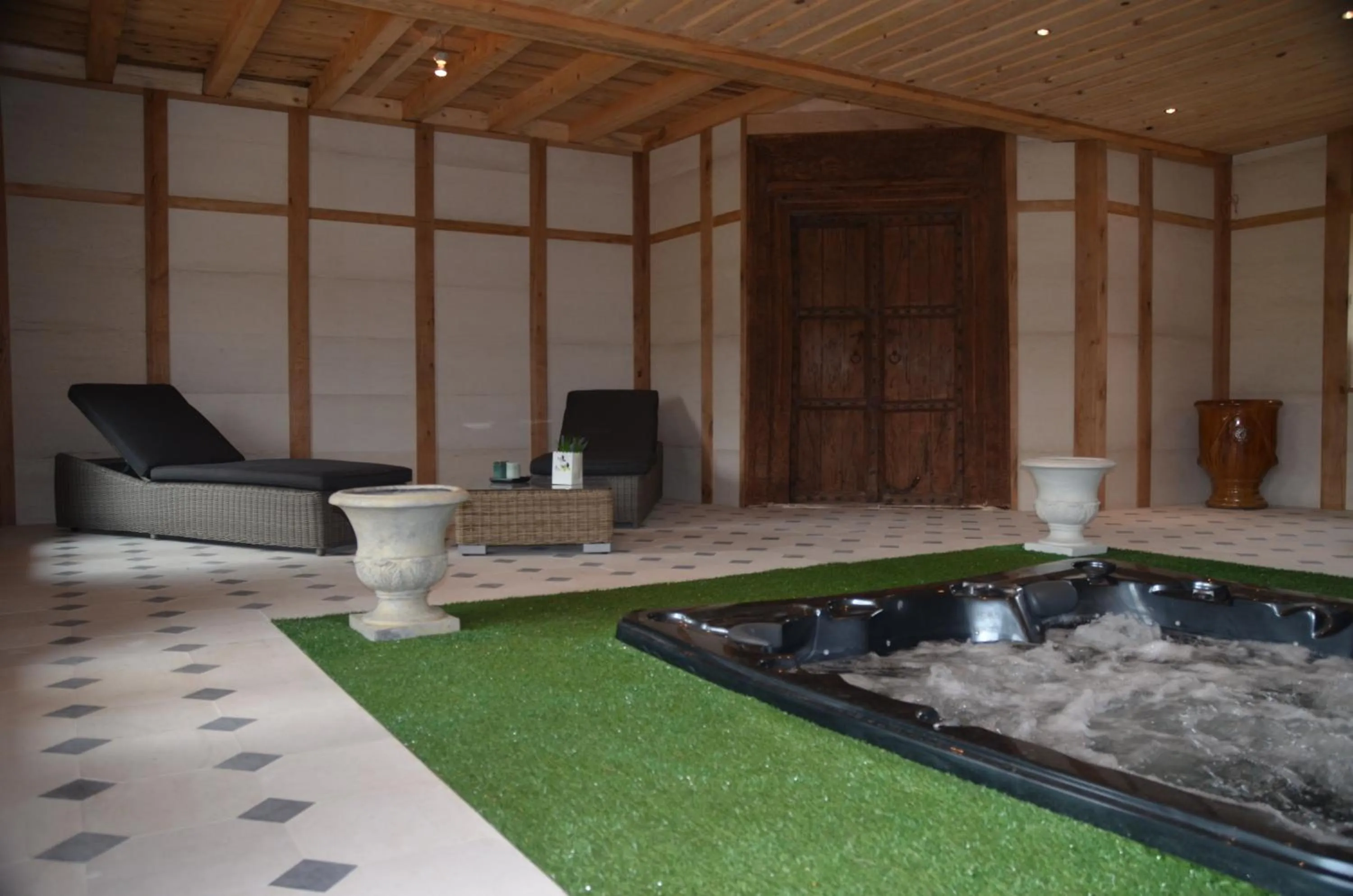 Hot Spring Bath in Château de Mazières