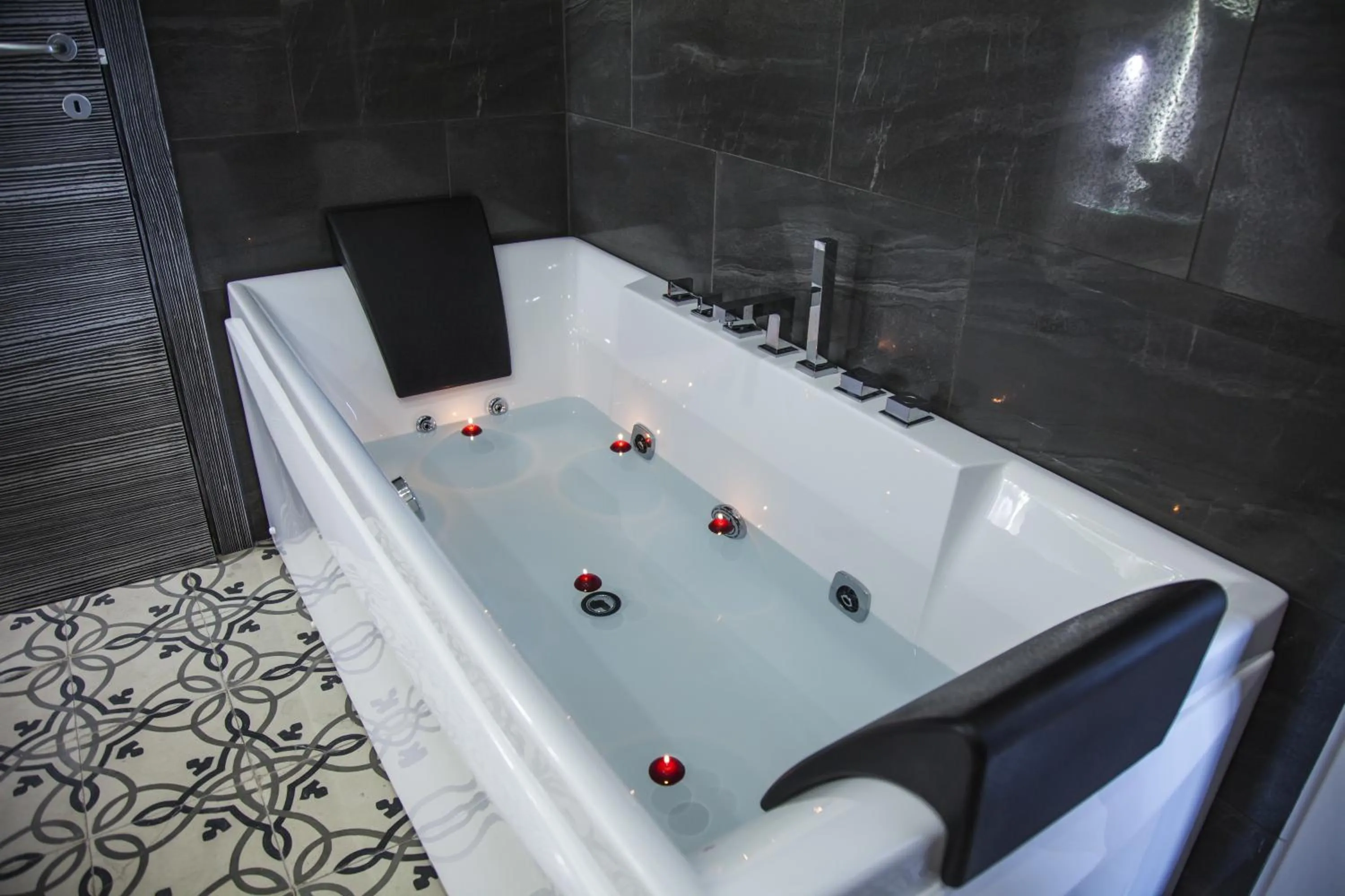 Hot Tub in VILLA ADELAIDE SUITE & ROOM