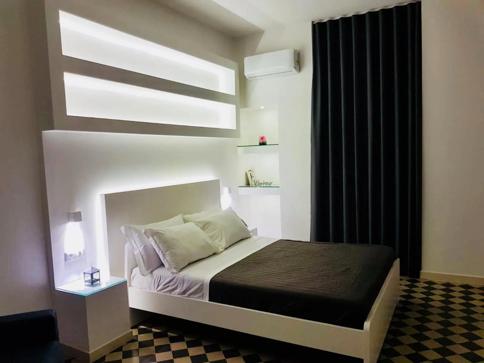 Bed in VILLA ADELAIDE SUITE & ROOM