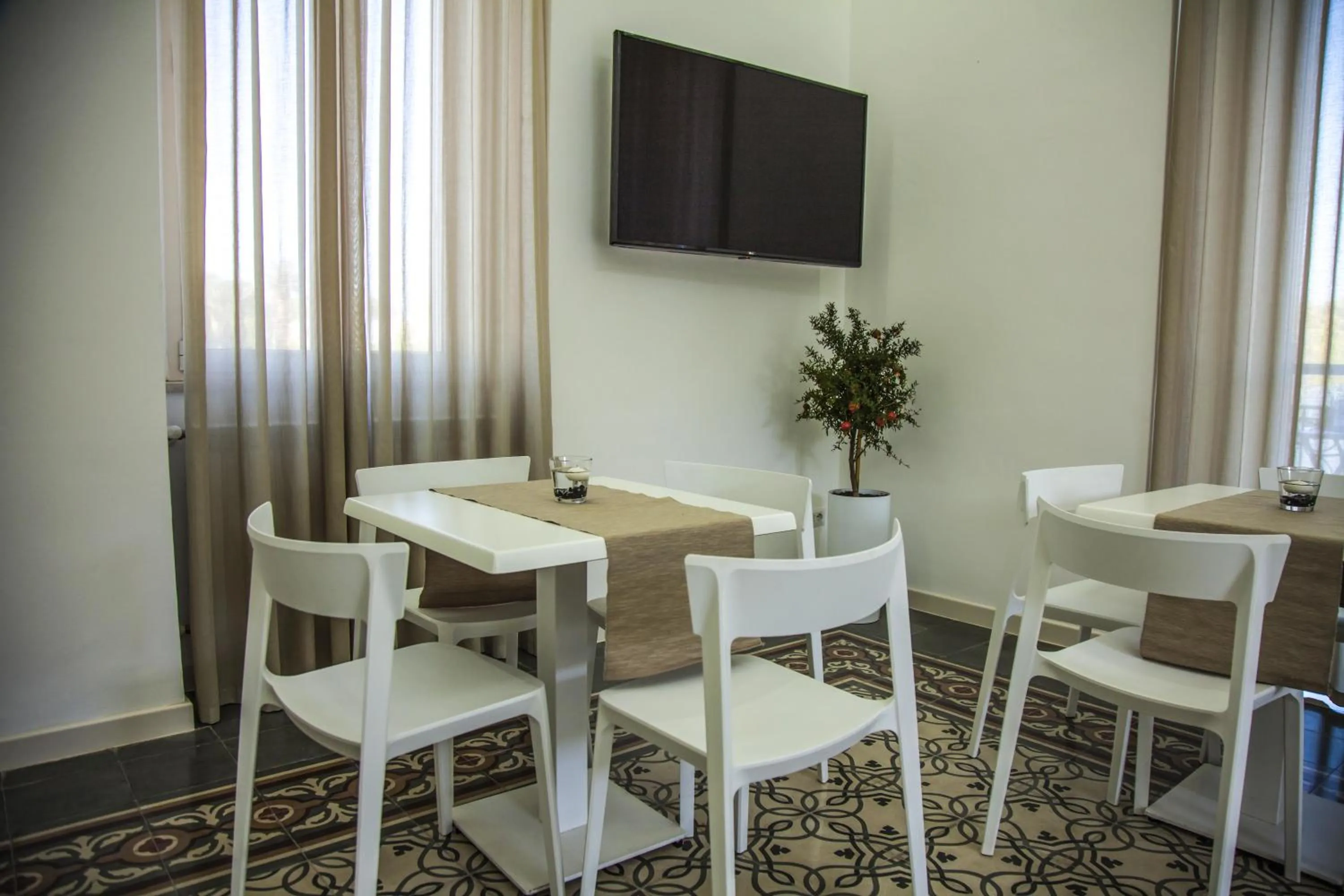 Restaurant/places to eat in VILLA ADELAIDE SUITE & ROOM