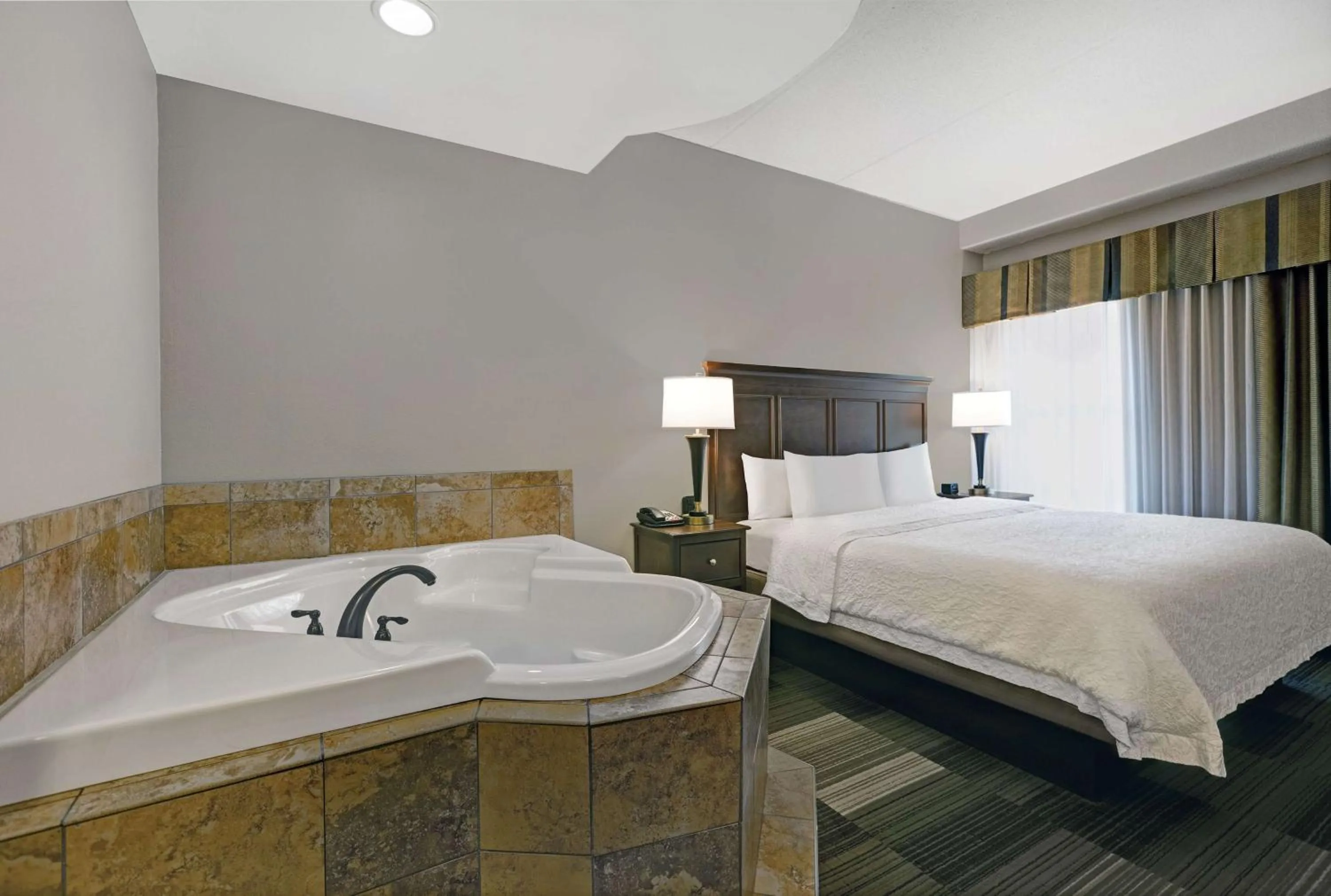 Bathroom, Bed in Hampton Inn & Suites Pigeon Forge On The Parkway