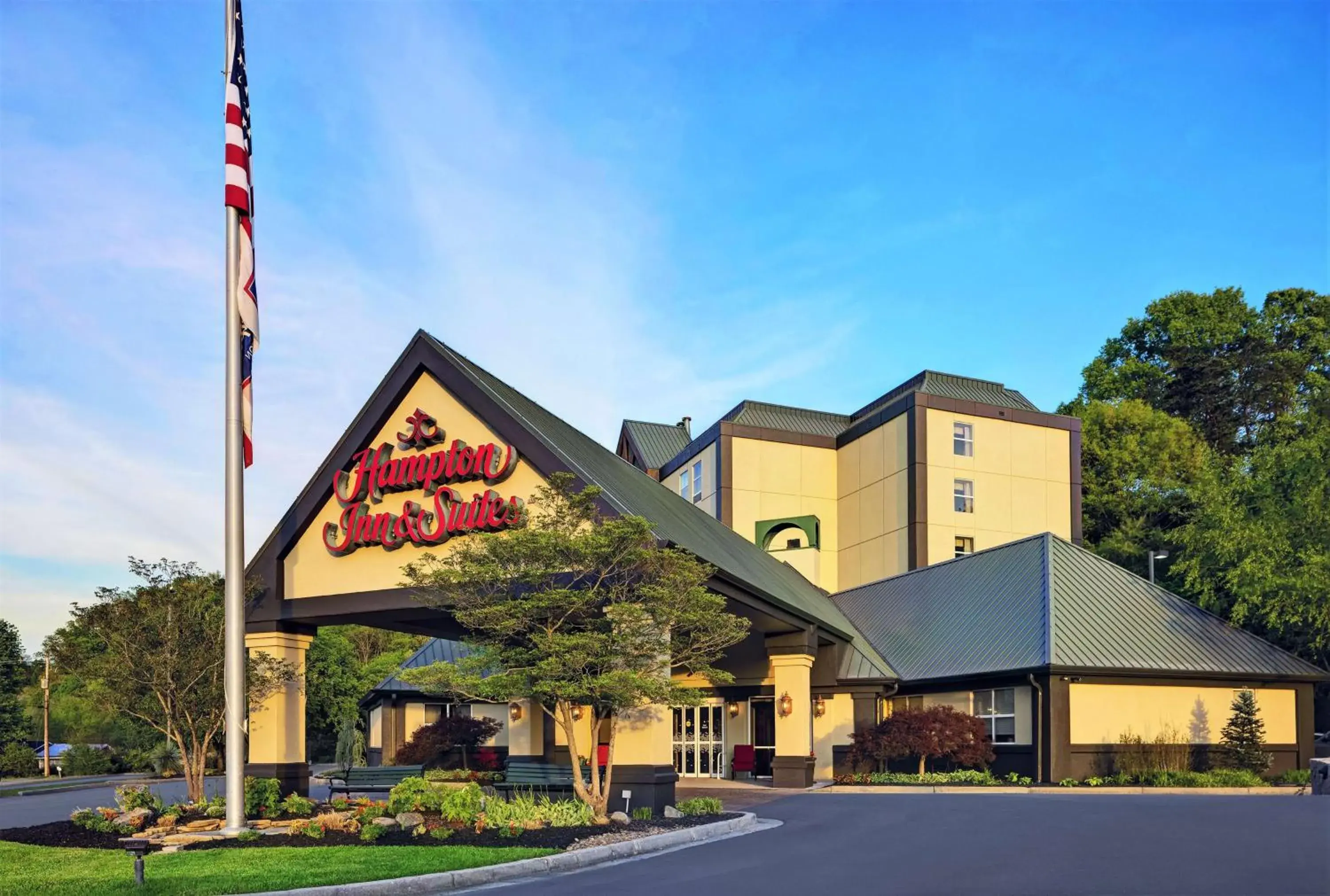 Property building in Hampton Inn & Suites Pigeon Forge On The Parkway Property building in Hampton Inn & Suites Pigeon Forge On The Parkway
