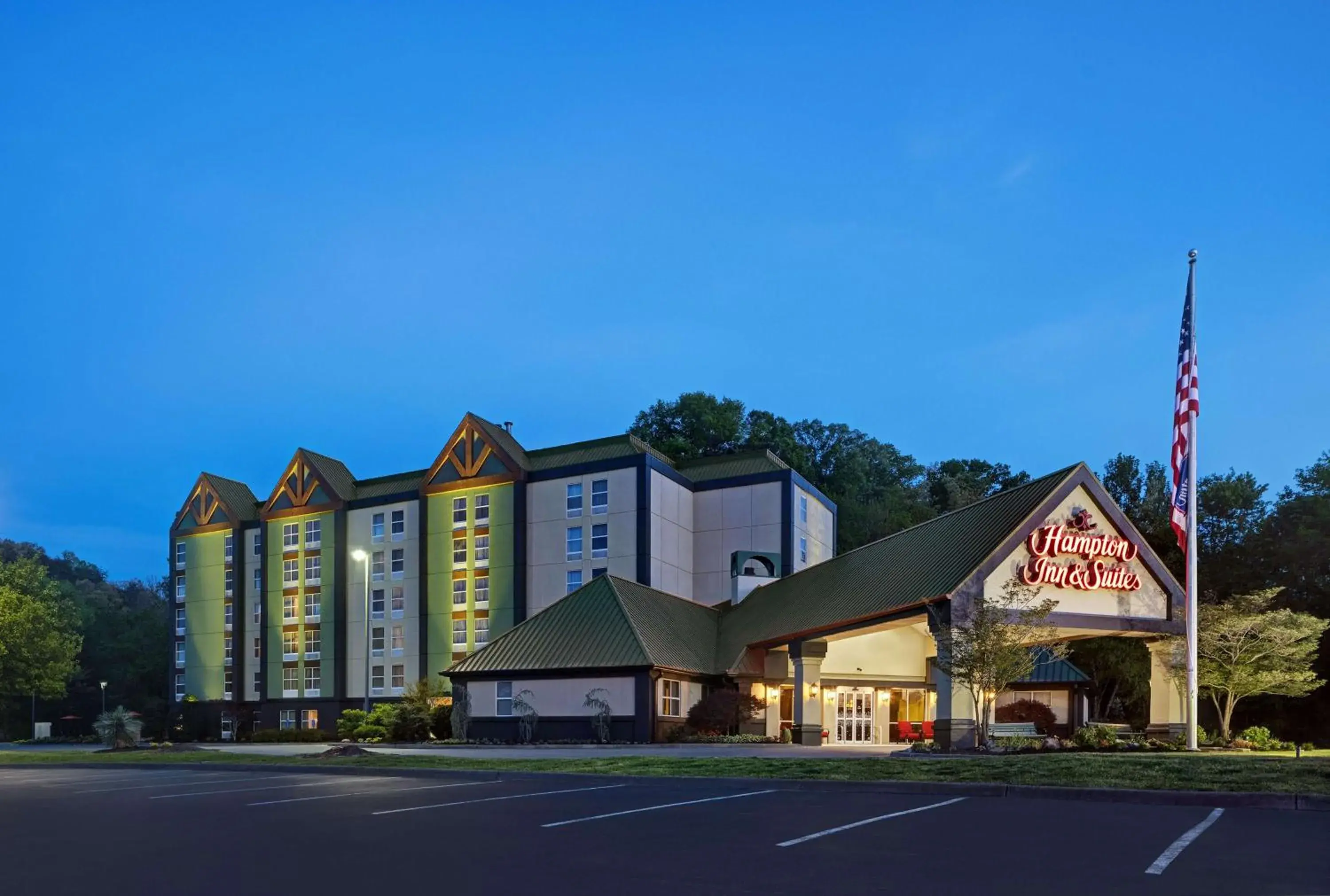 Property building in Hampton Inn & Suites Pigeon Forge On The Parkway Property building in Hampton Inn & Suites Pigeon Forge On The Parkway