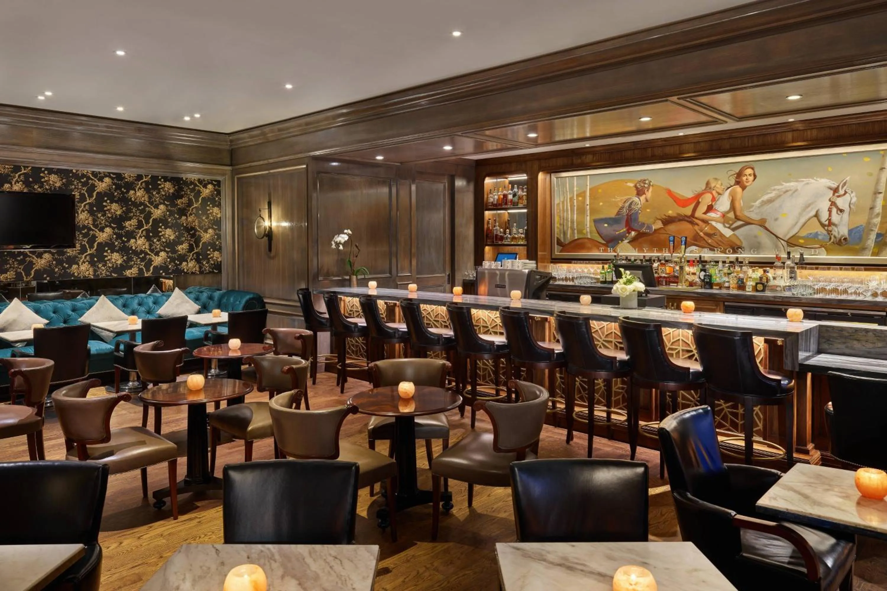 Lounge or bar in St. Regis Aspen Resort