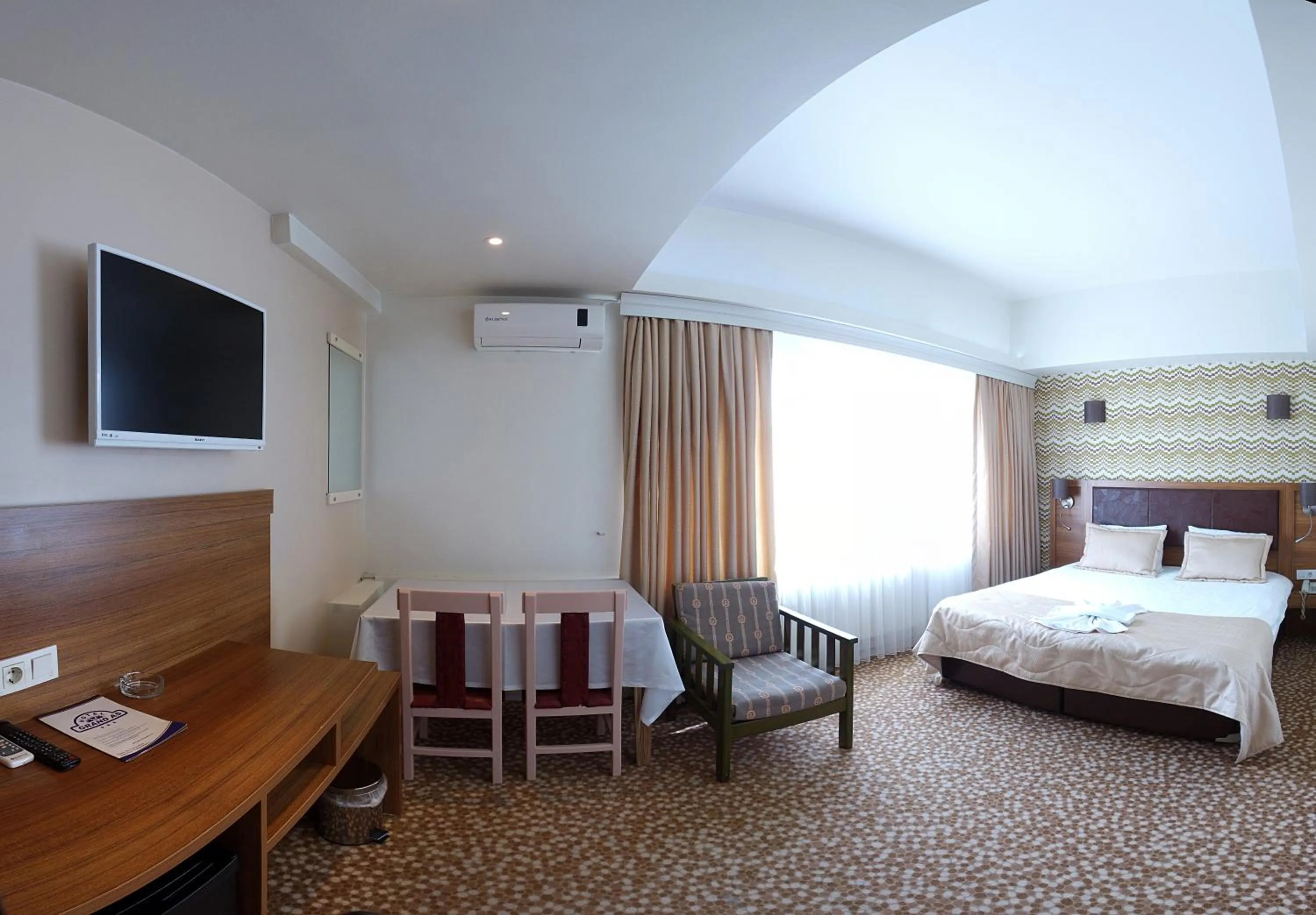 Photo of the whole room, Bed in Grand As Hotel