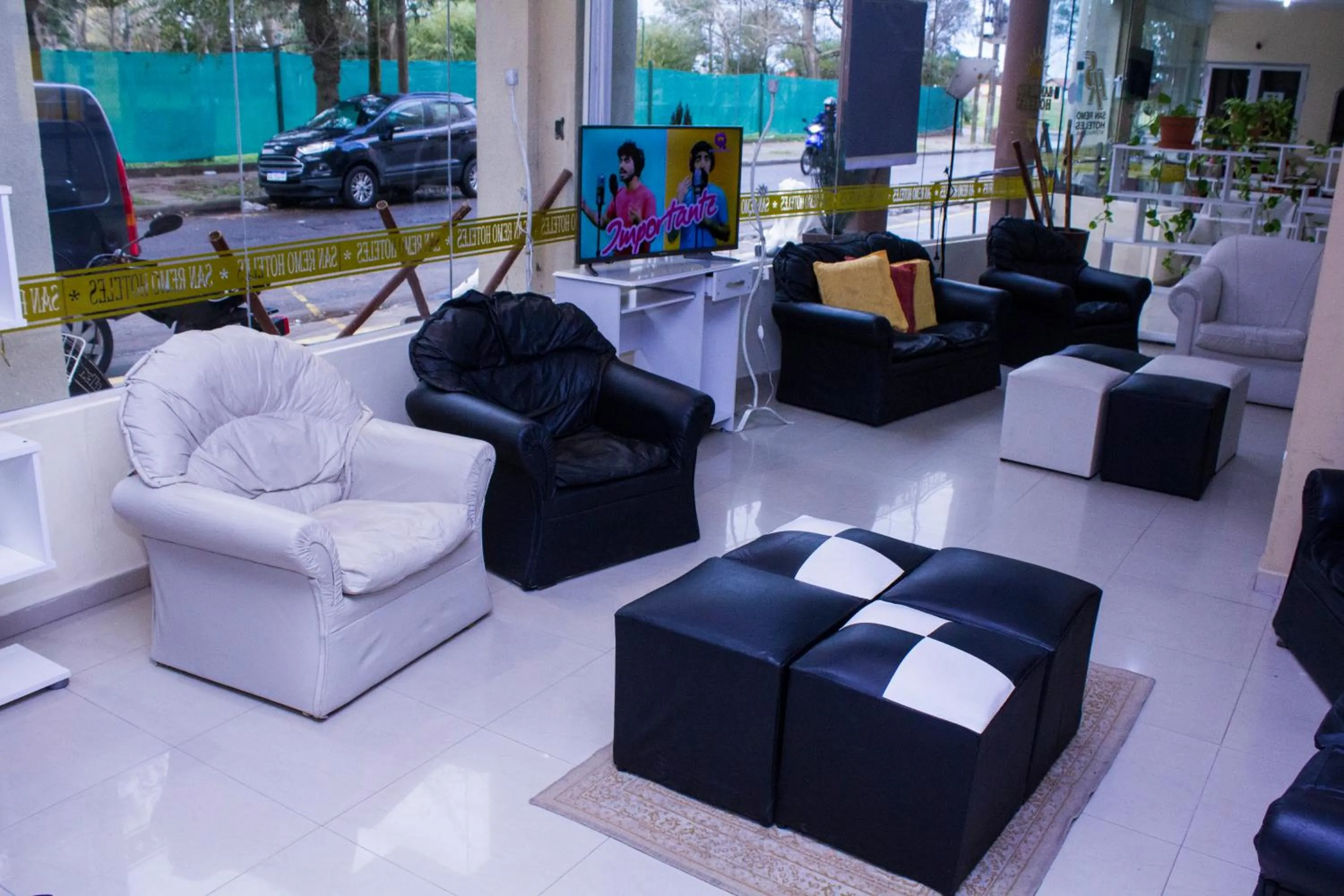 Communal lounge/ TV room in Hotel San Remo Majestic