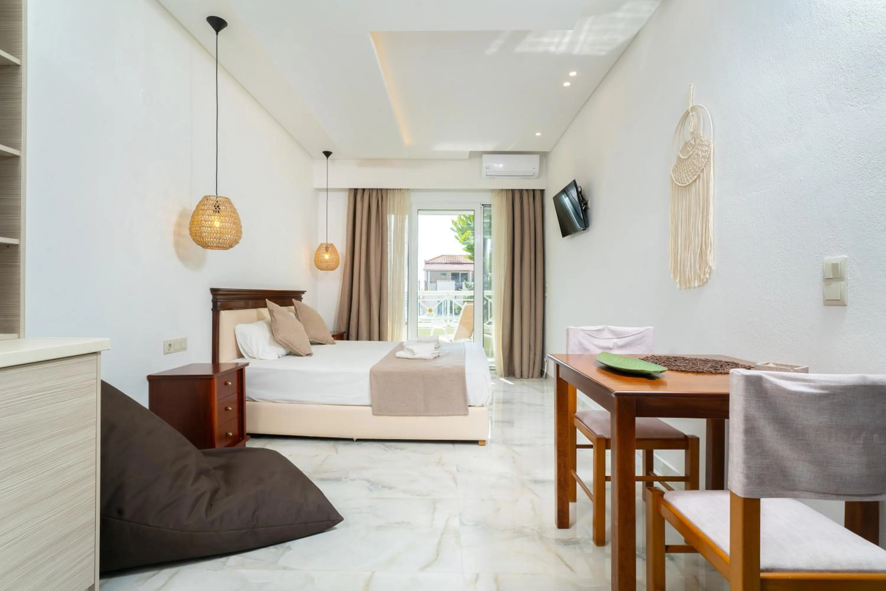 Bed in Lafeyra Apartments