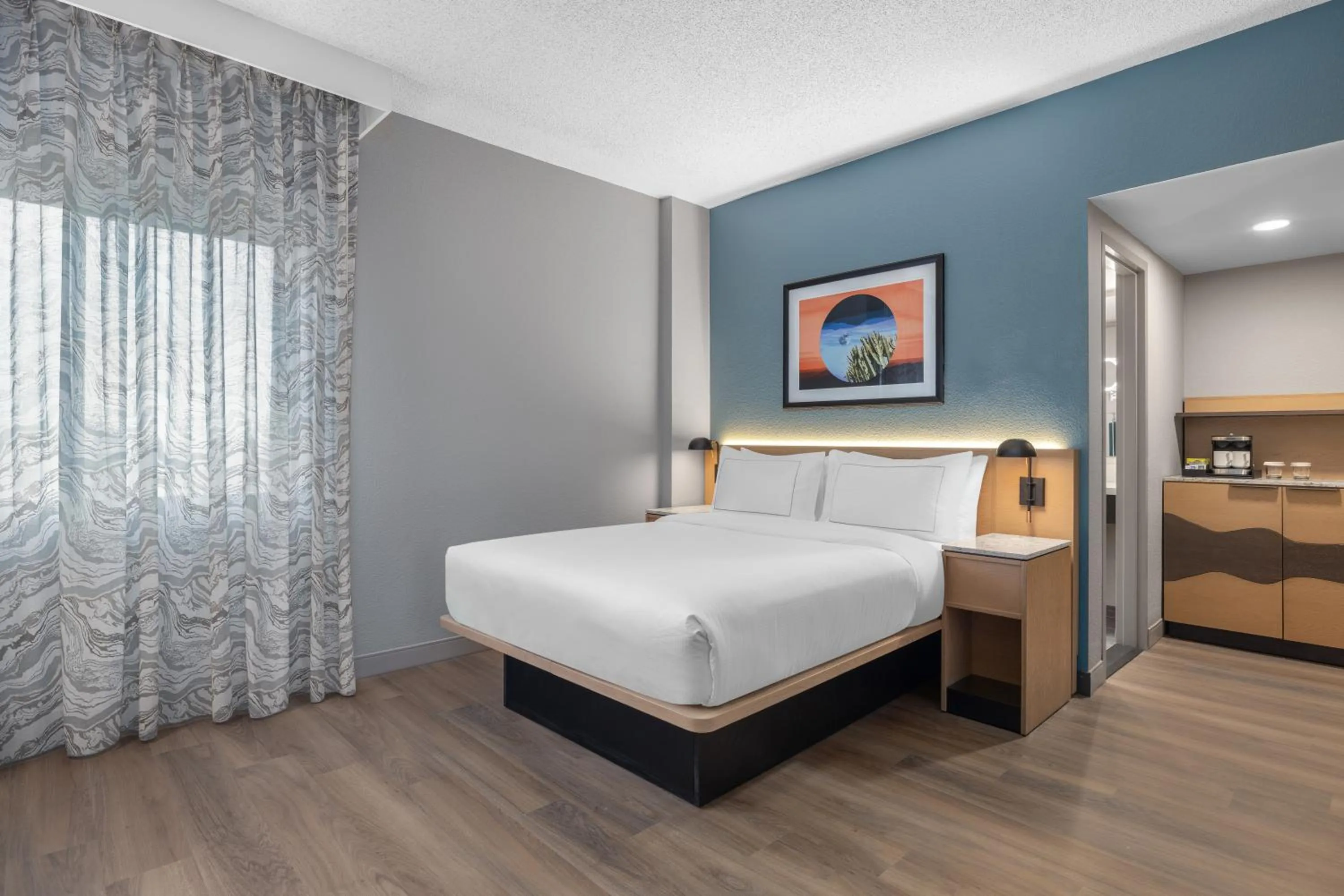 Bed in DoubleTree by Hilton Phoenix Midtown