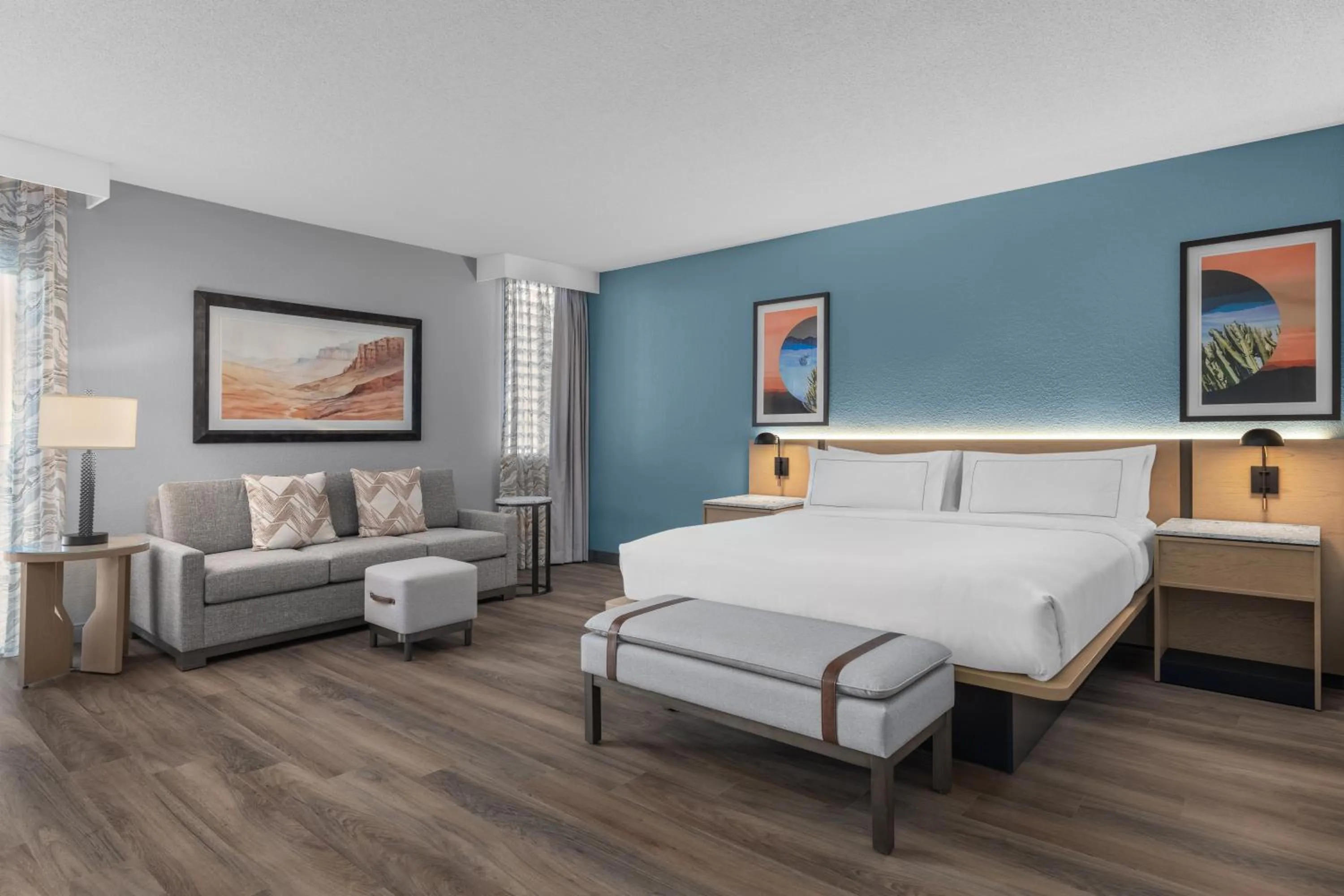 Bed in DoubleTree by Hilton Phoenix Midtown