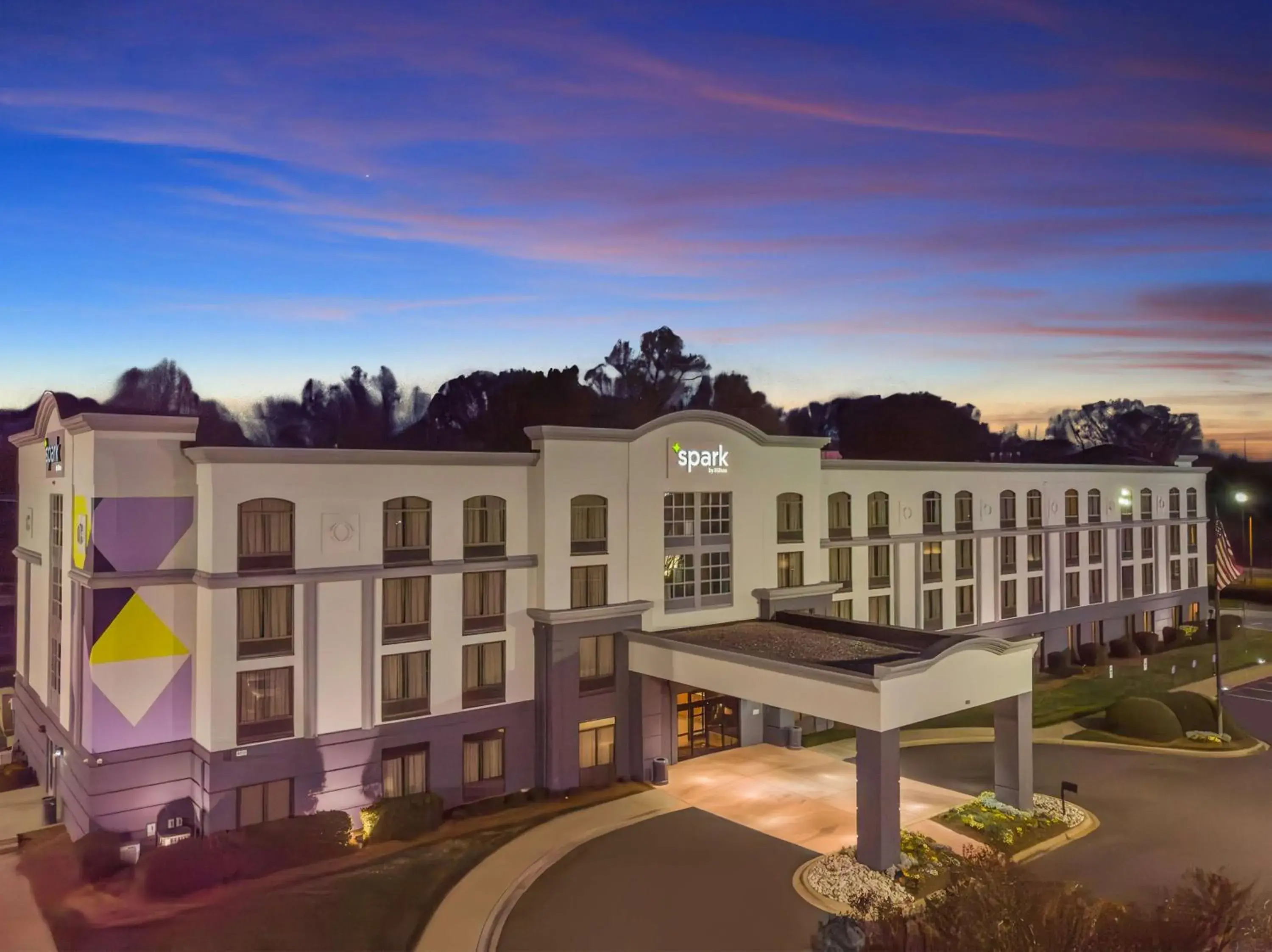 Property building in Spark By Hilton Charlotte Tyvola I-77 Property building in Spark By Hilton Charlotte Tyvola I-77