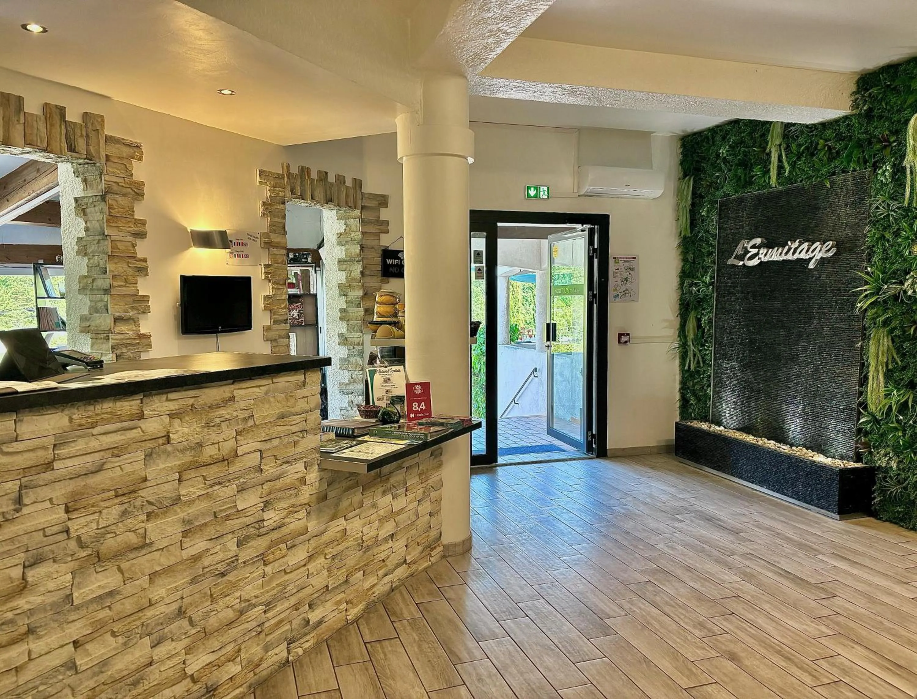 Lobby or reception in Hôtel Spa L'Ermitage