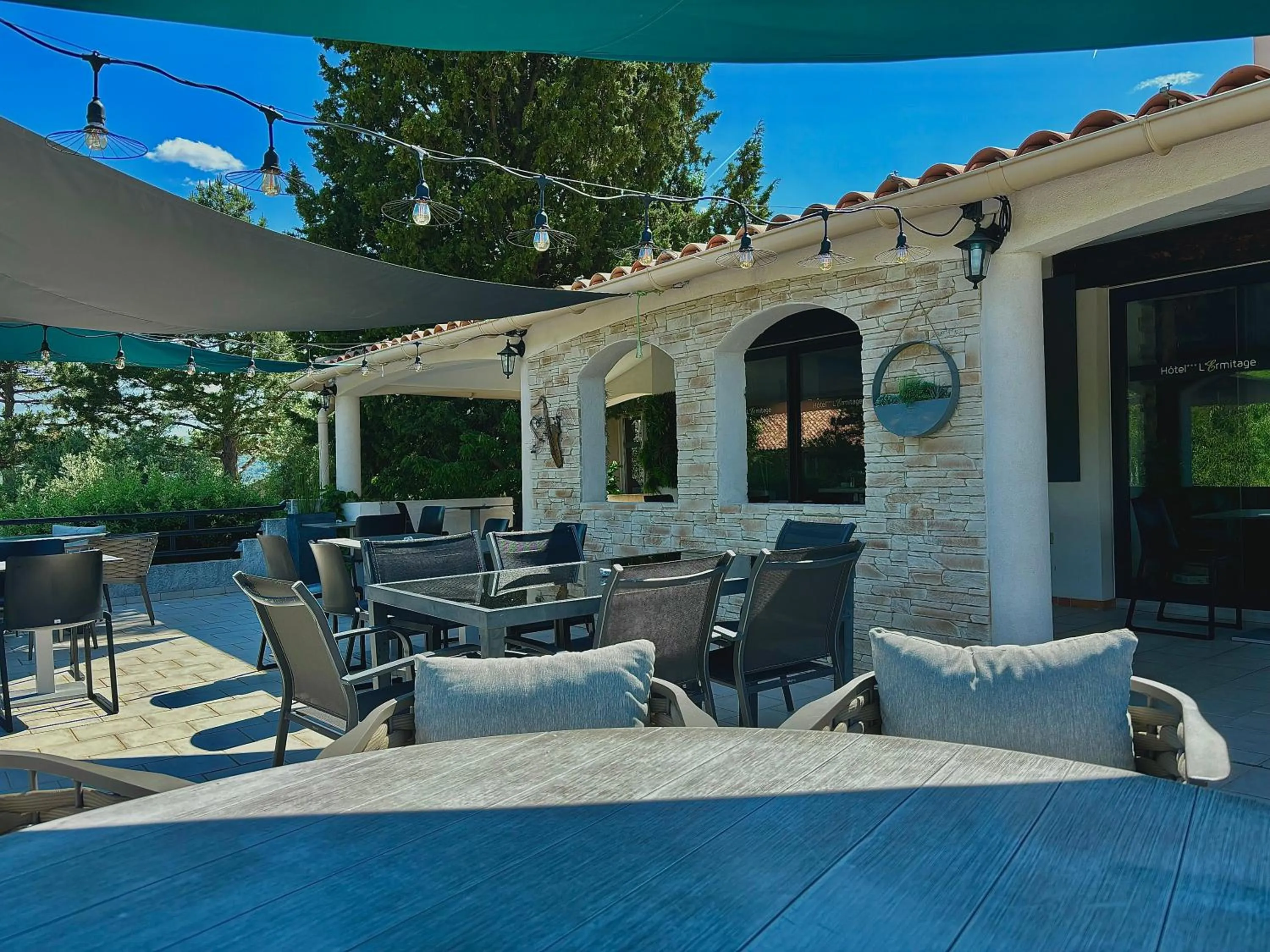 Patio in Hôtel Spa L'Ermitage