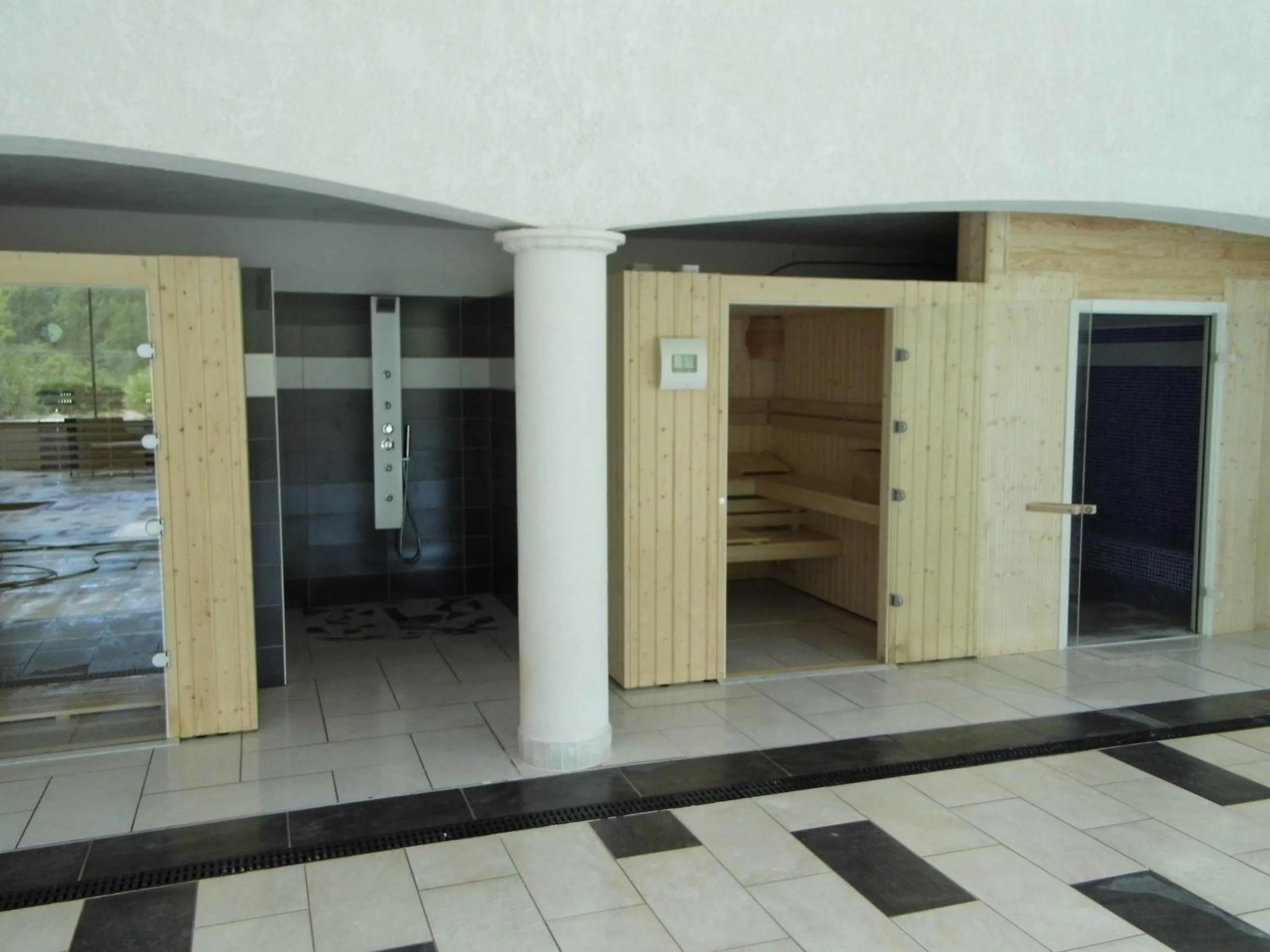 Steam room, Bed in Hôtel Spa L'Ermitage