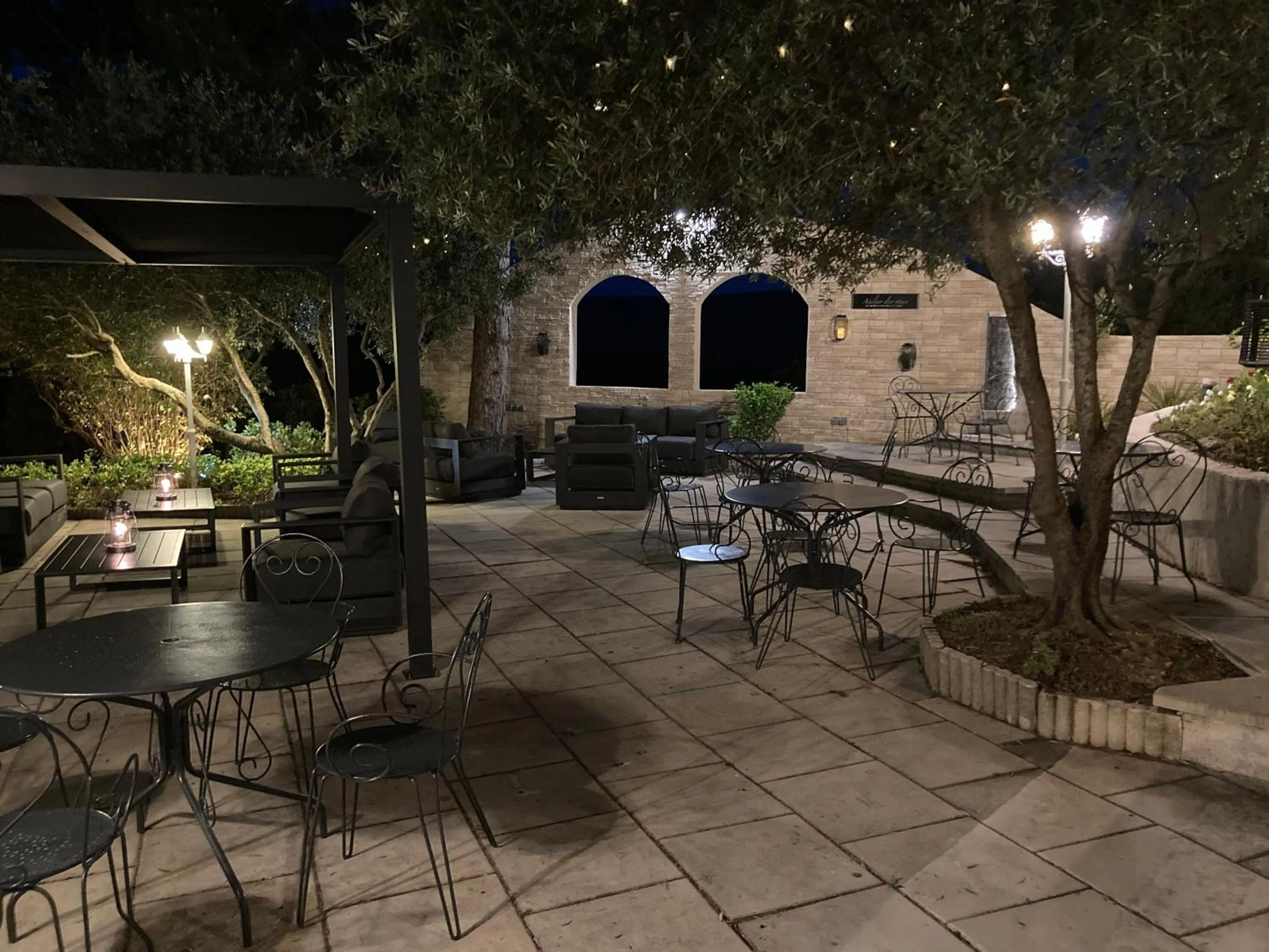 Patio in Hôtel Spa L'Ermitage