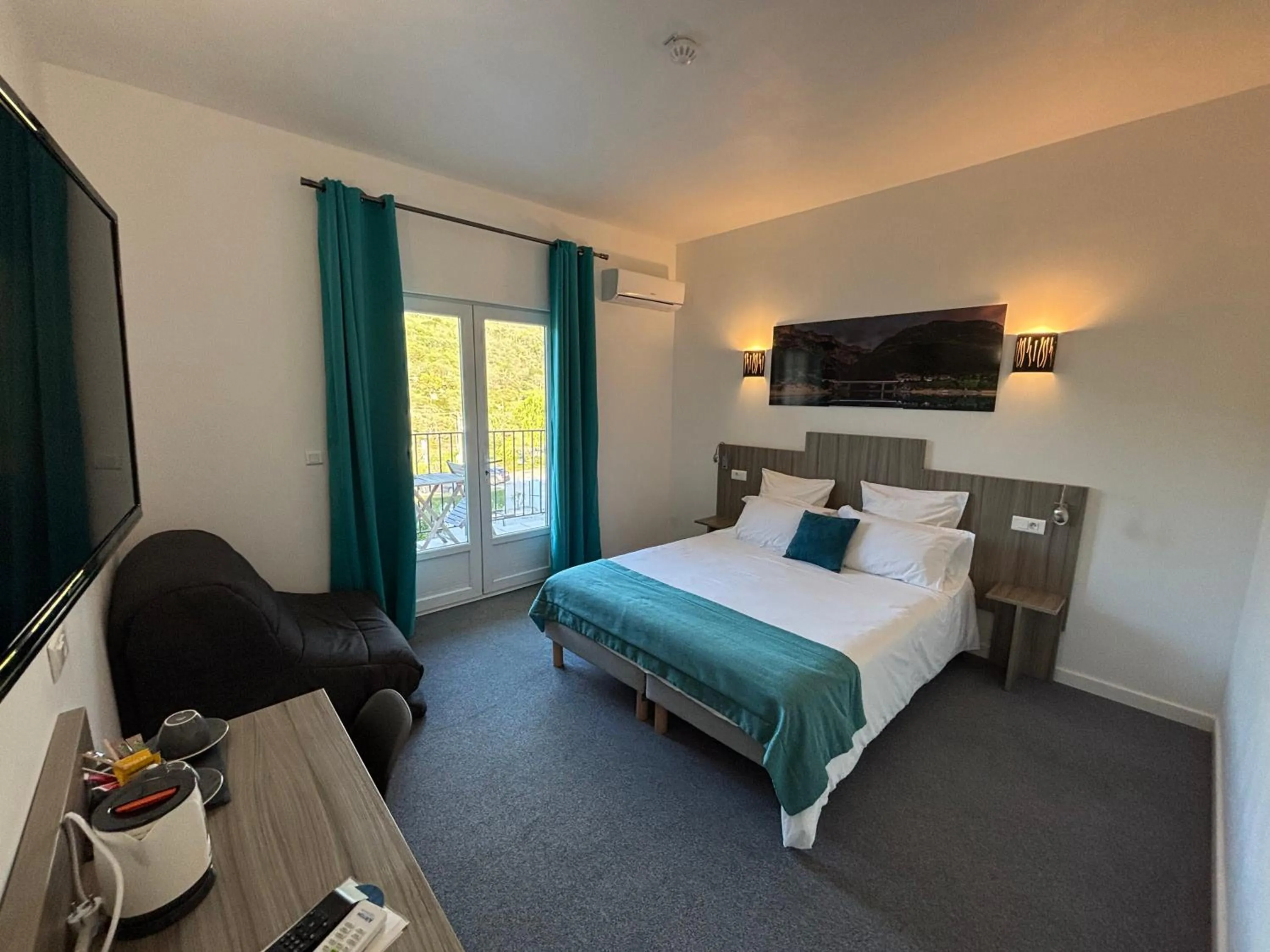 Photo of the whole room, Bed in Hôtel Spa L'Ermitage