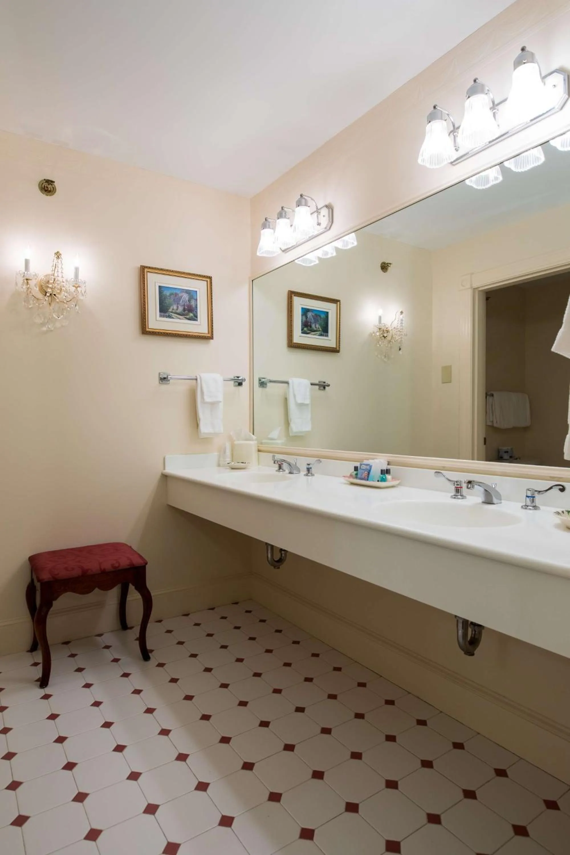 King suite Mizzentop 4th Floor (Adults only) in Bluenose Inn - Bar Harbor Collection