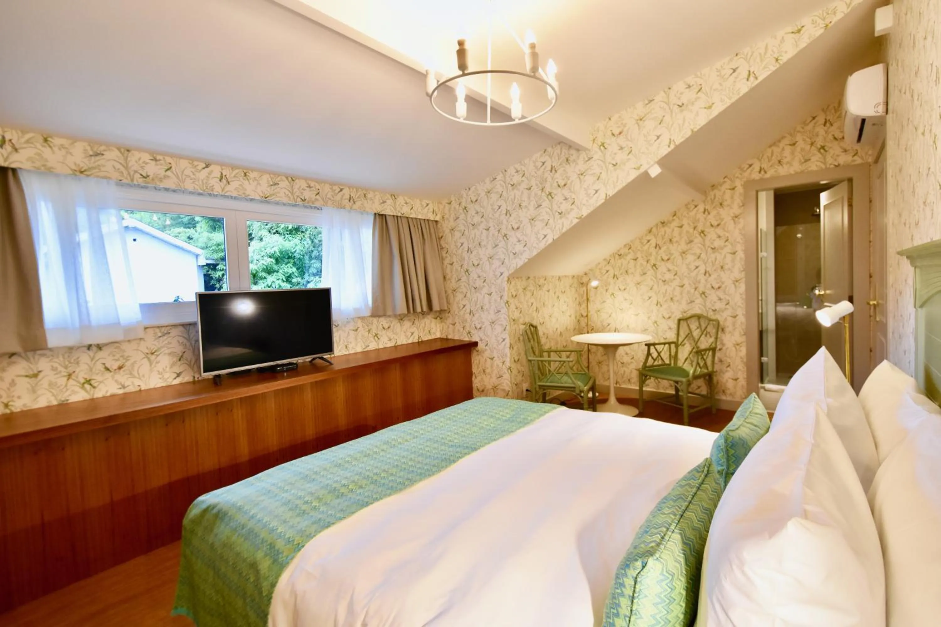 Communal lounge/ TV room, Bed in Hotel Reggia Catarina