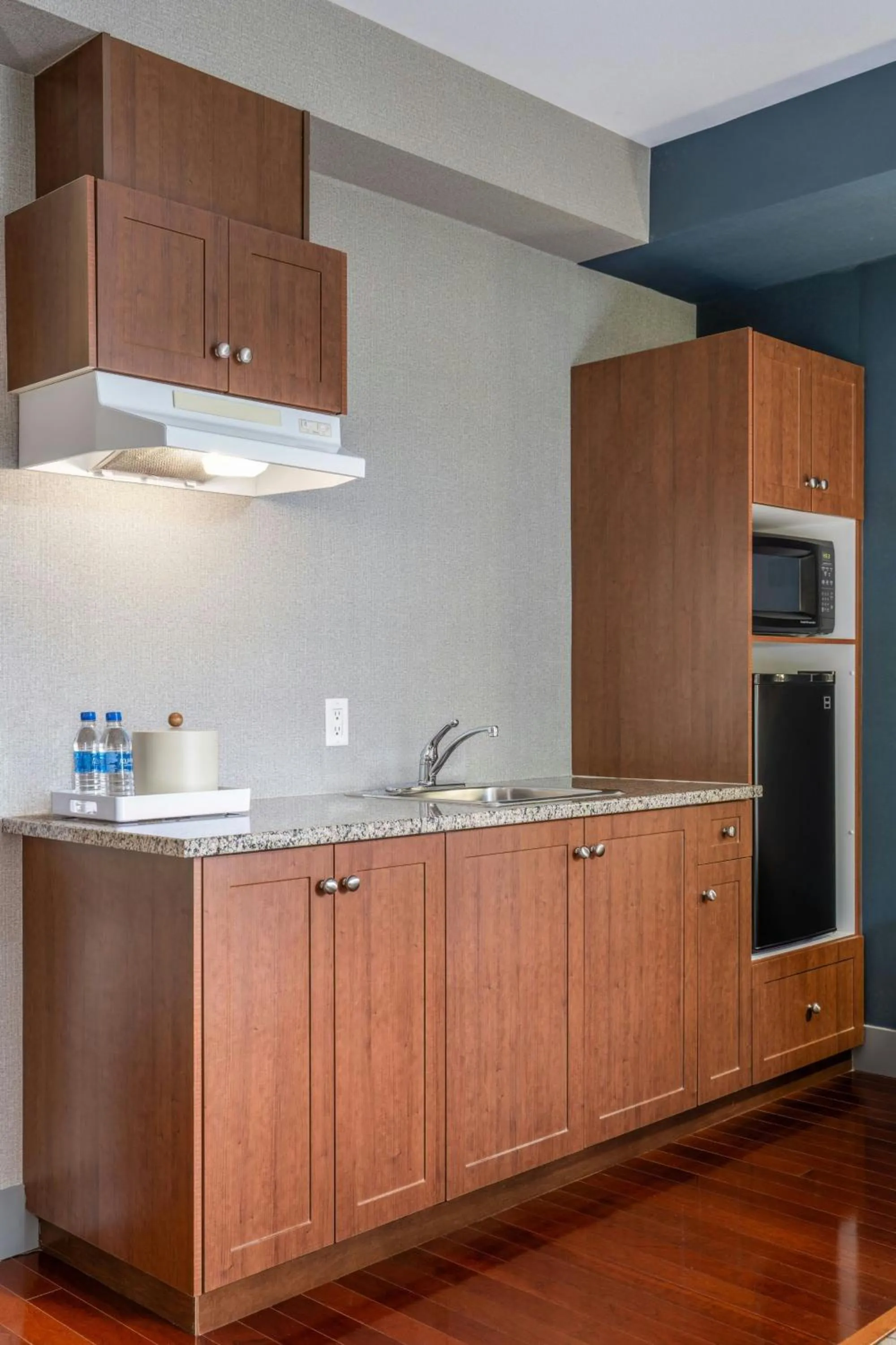Kitchen or kitchenette in Four Points by Sheraton Victoria Gateway