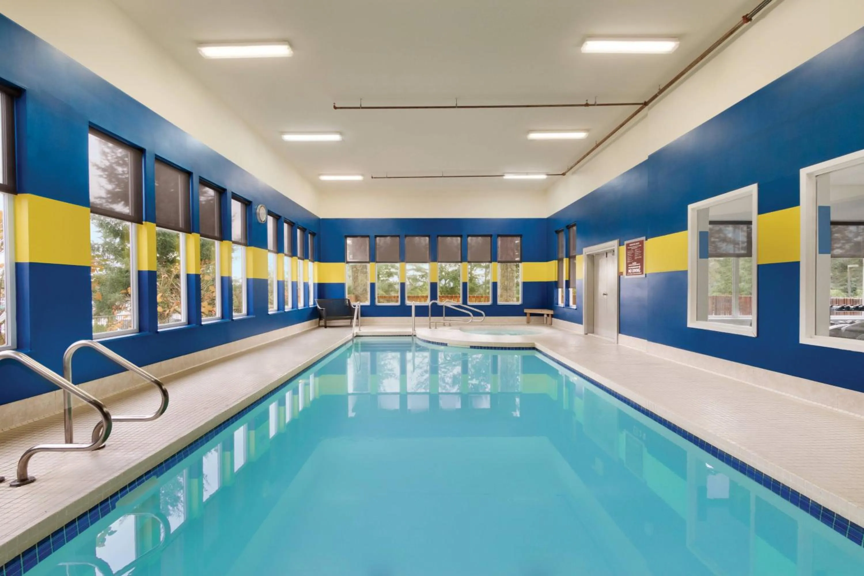 Swimming pool in Four Points by Sheraton Victoria Gateway