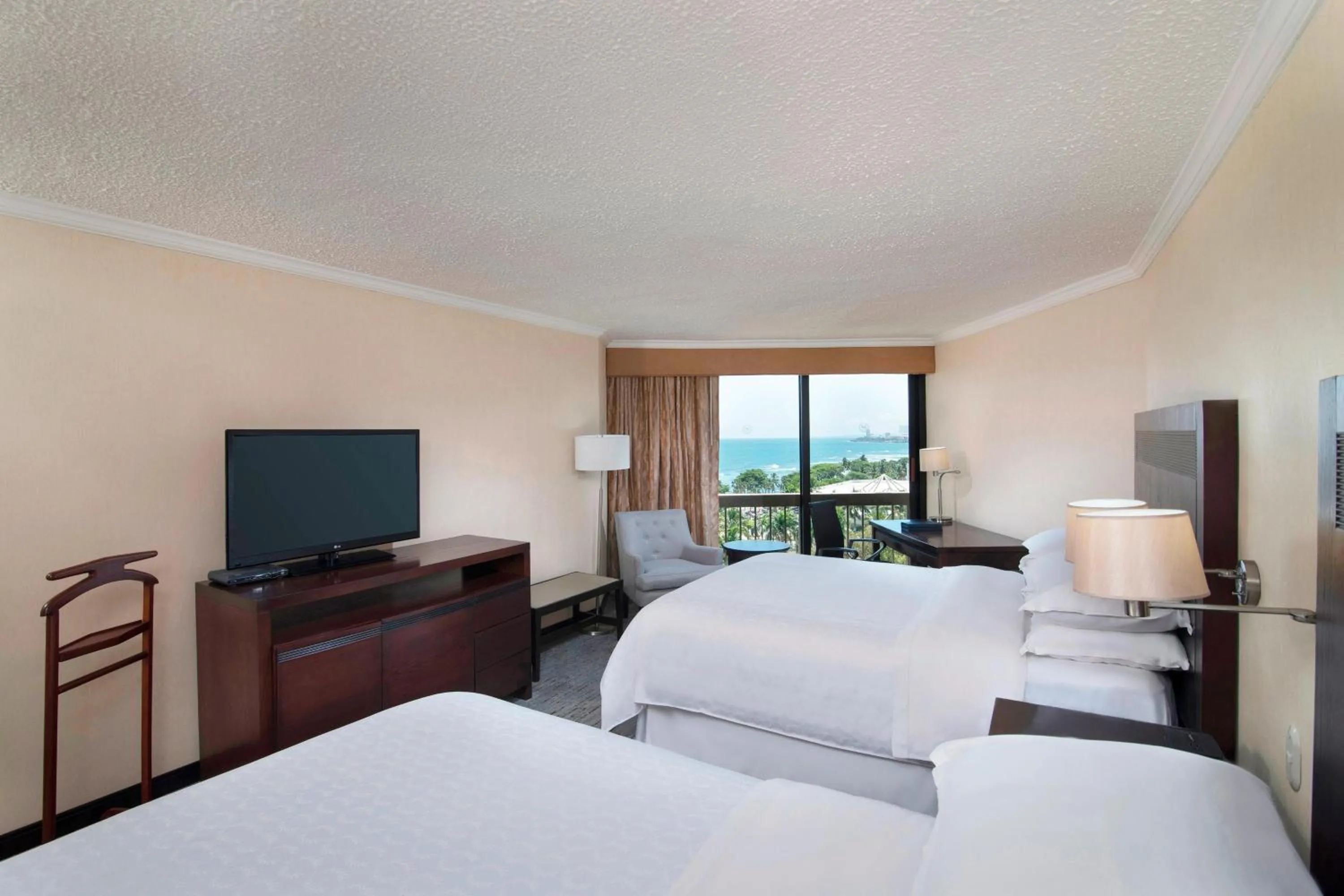 Photo of the whole room, Bed in Sheraton Santo Domingo