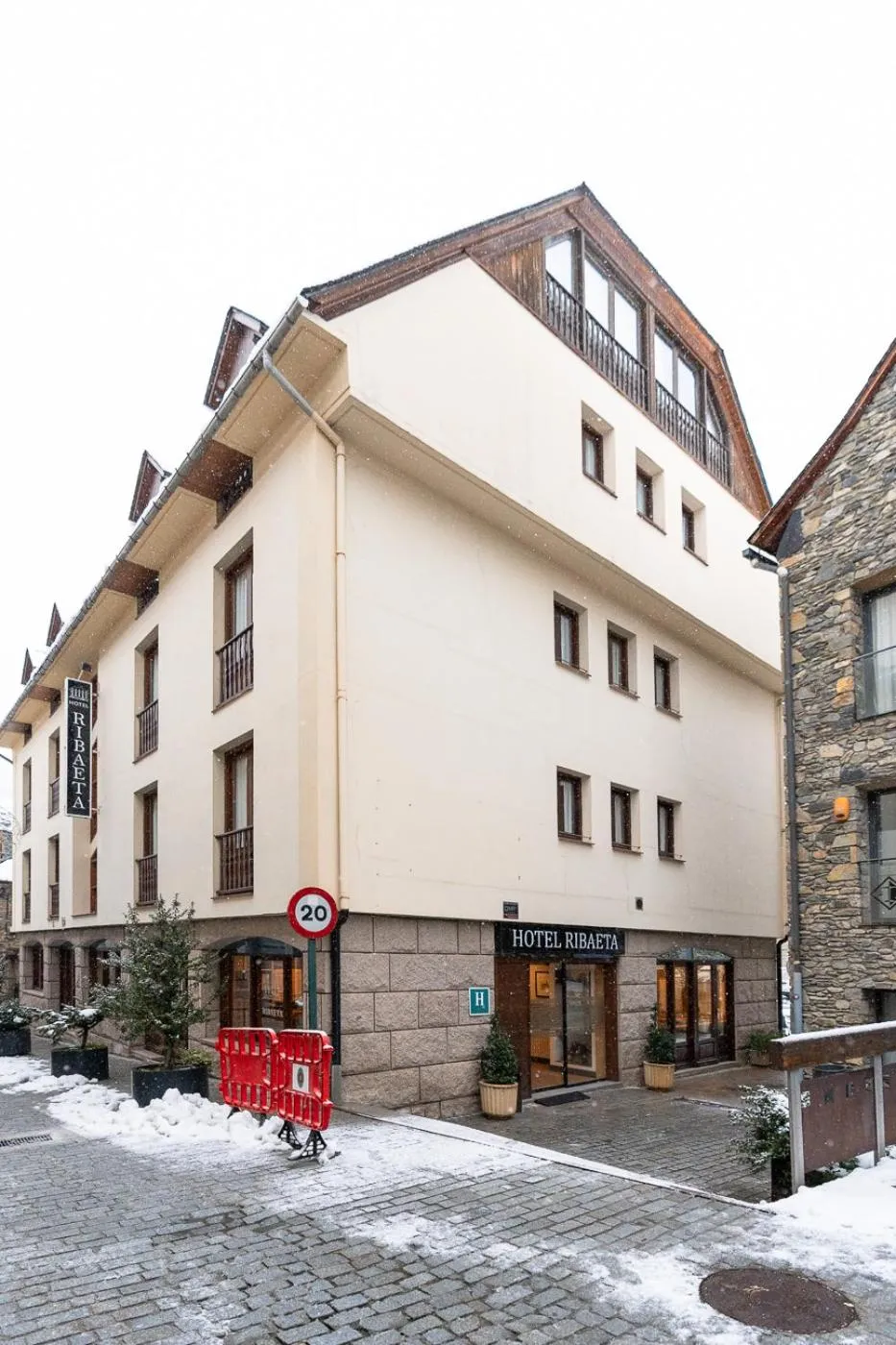 Property building in Hotel Ribaeta