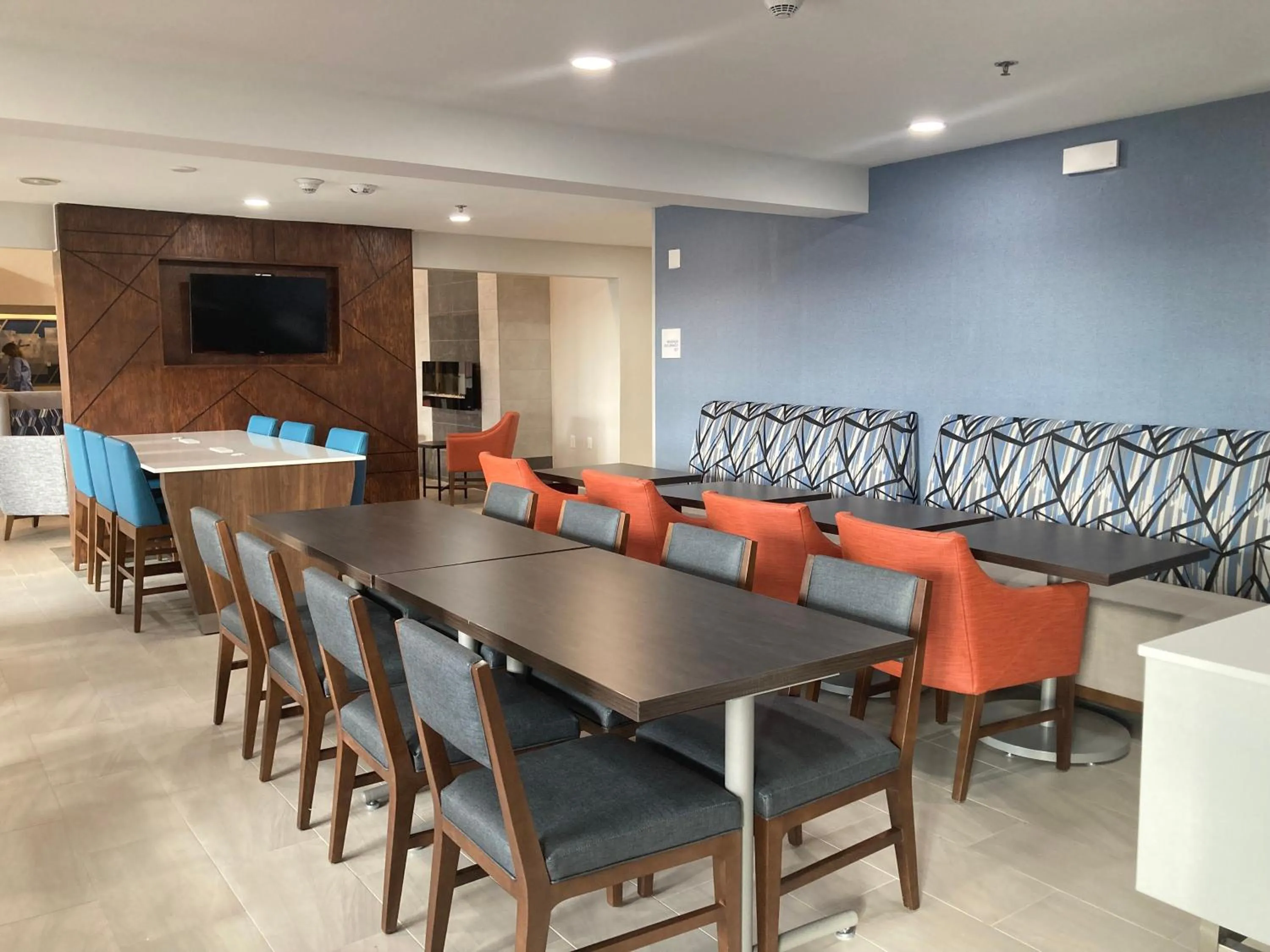 Communal lounge/ TV room in Holiday Inn Express & Suites Port Washington by IHG