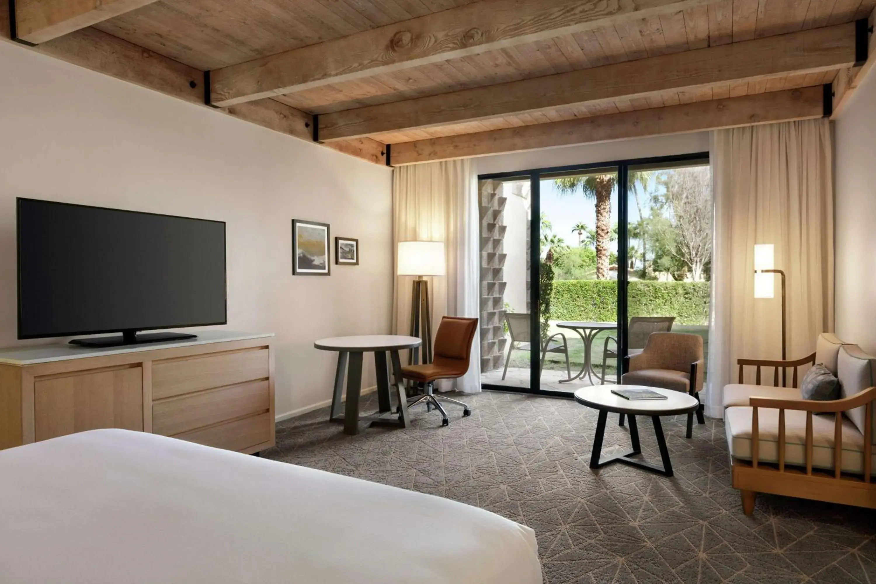 Living room, Bed in DoubleTree by Hilton Paradise Valley Resort Scottsdale Living room, Bed in DoubleTree by Hilton Paradise Valley Resort Scottsdale