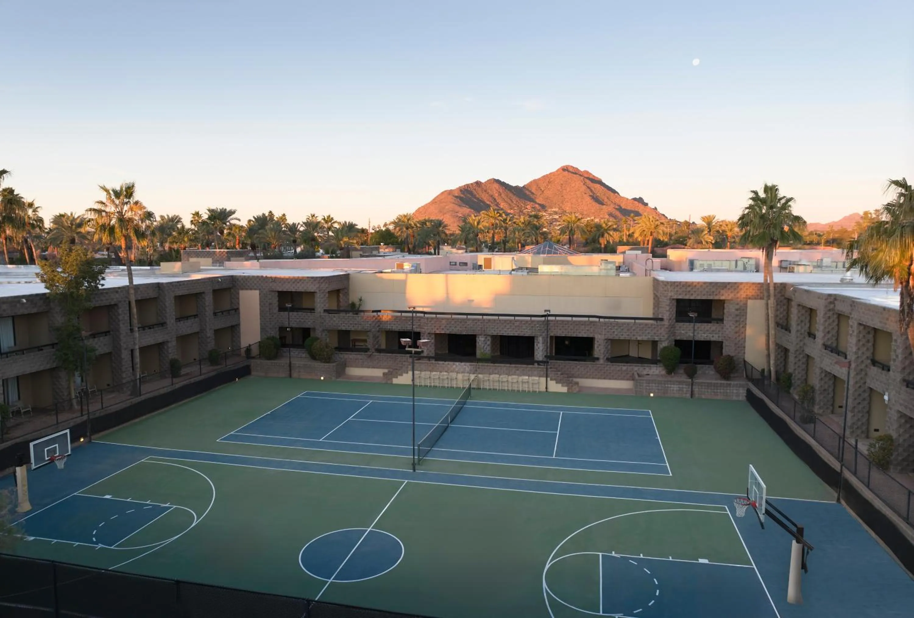 Tennis court in DoubleTree by Hilton Paradise Valley Resort Scottsdale
