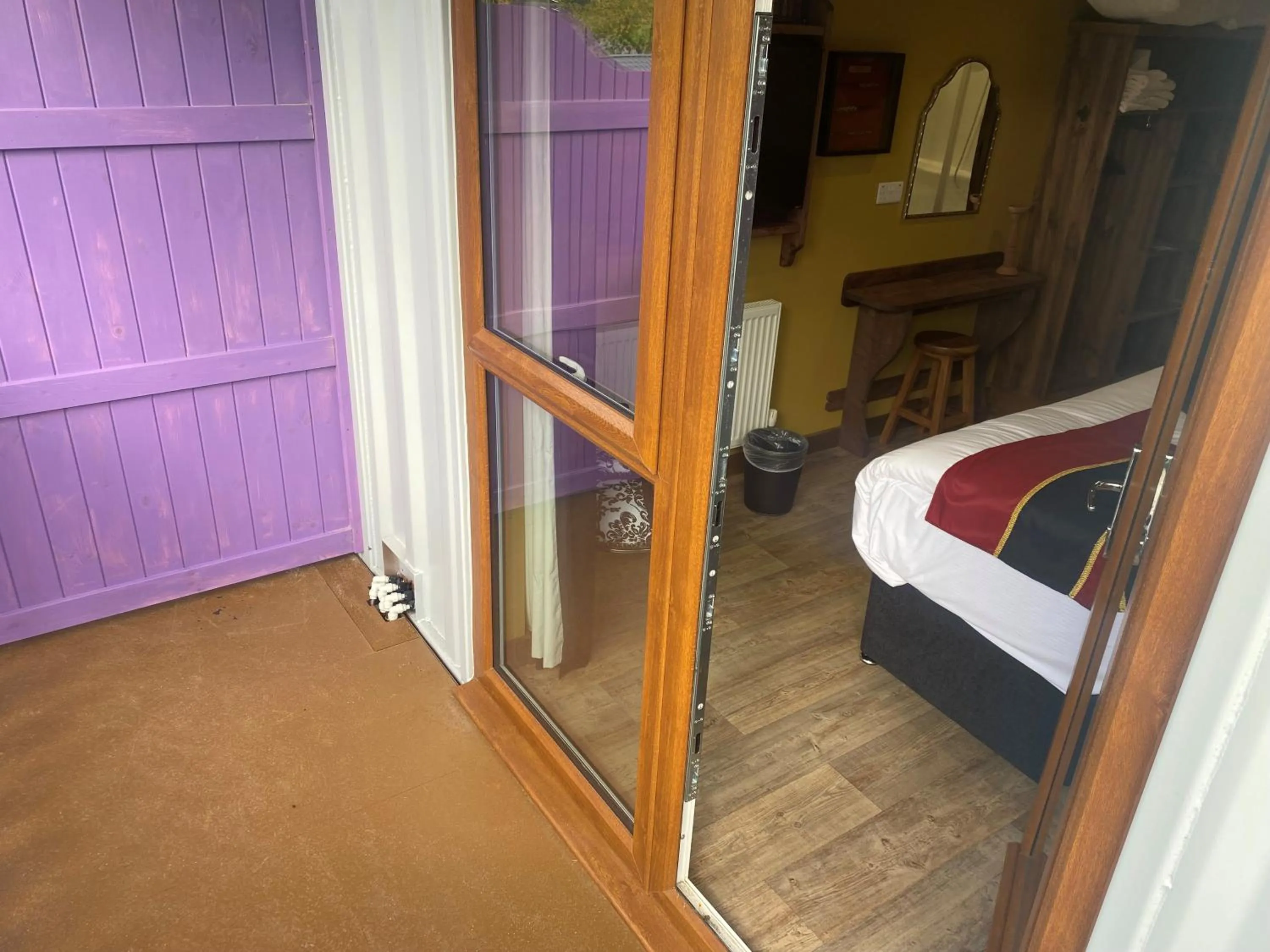 Balcony/Terrace, Bed in The Gulliver's Hotel