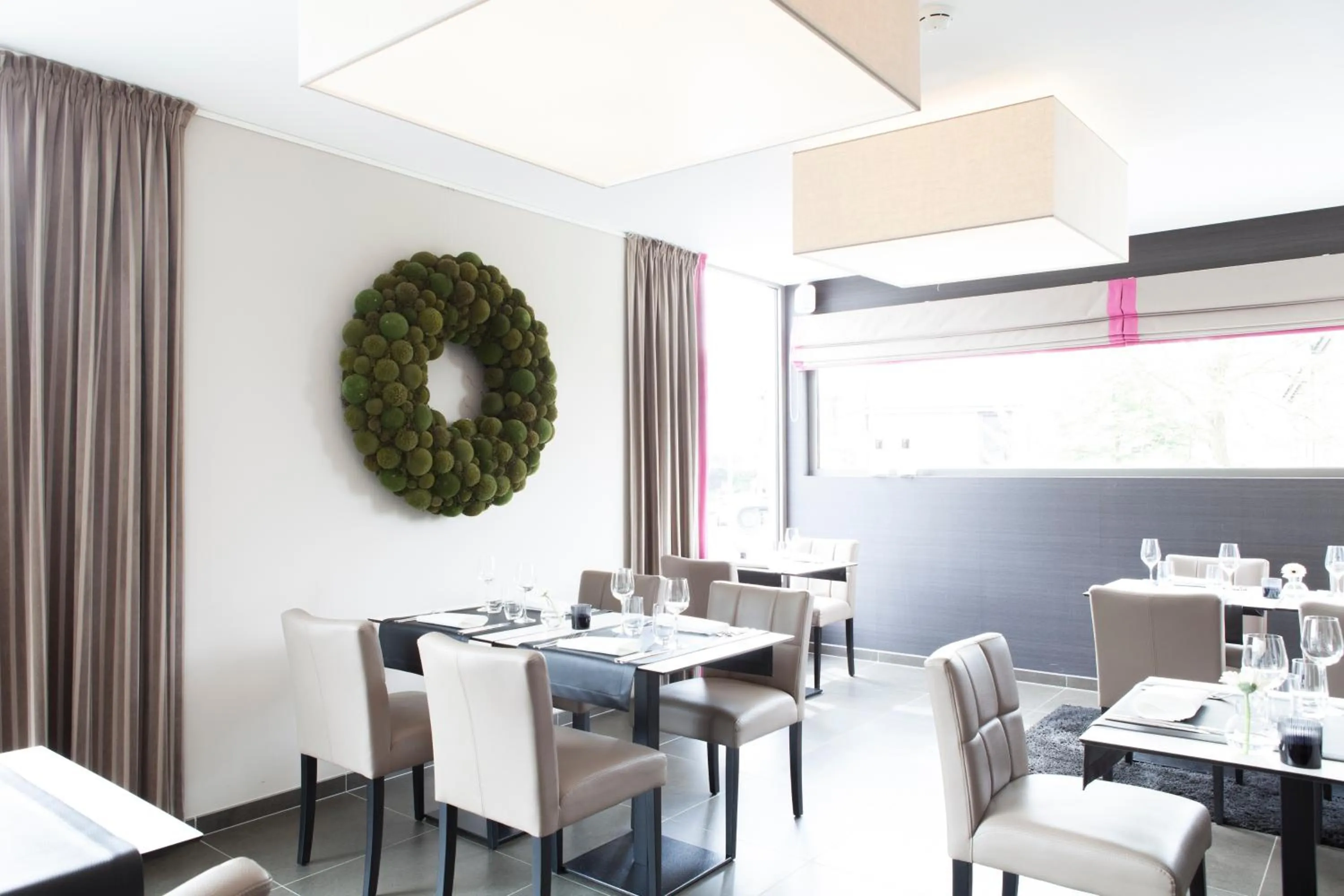 Restaurant/places to eat in Durbuy Ô Restaurant Hotel Recharge Electric Car