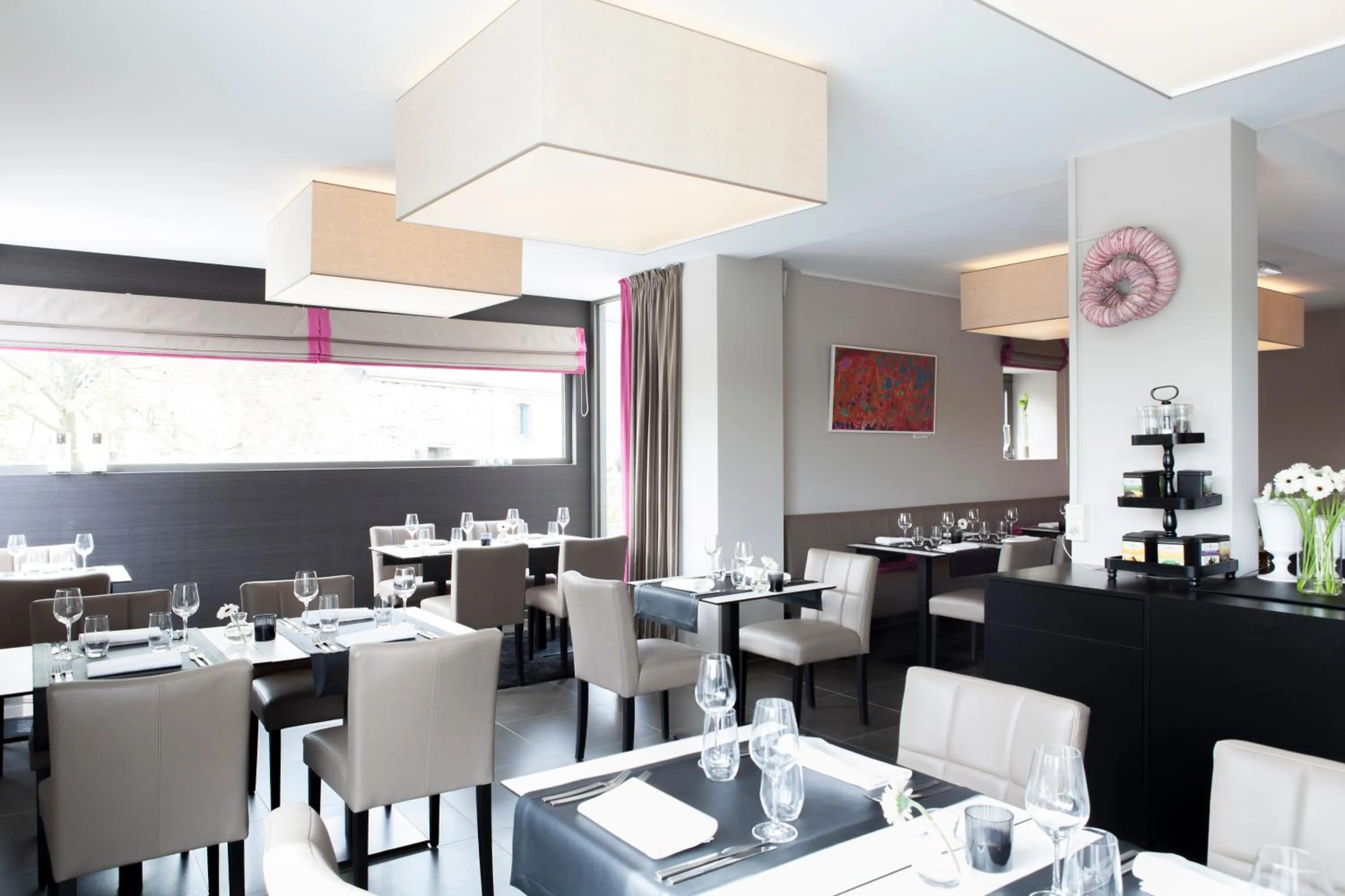 Restaurant/places to eat in Durbuy Ô Restaurant Hotel Recharge Electric Car