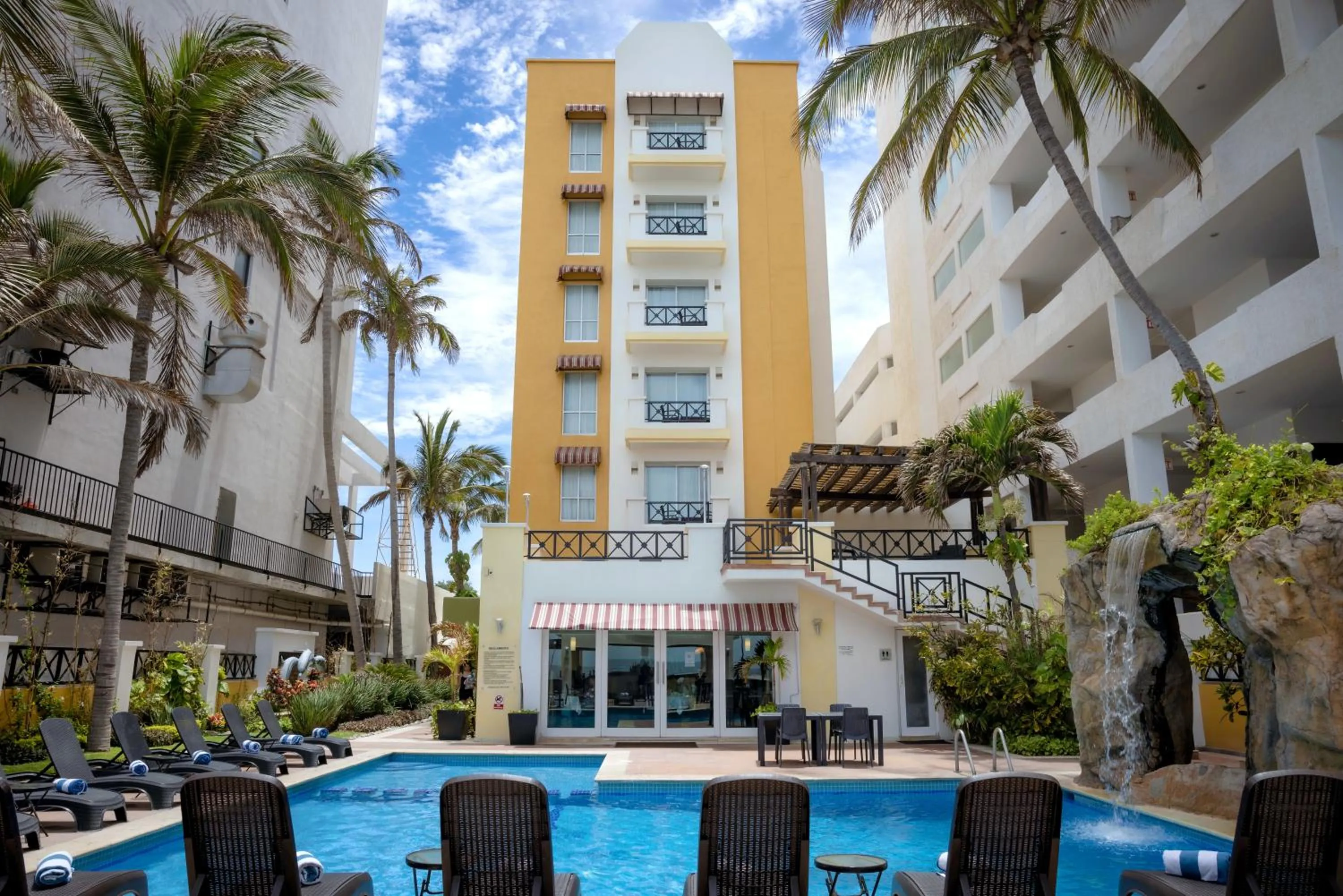 Property building in Best Western Hotel Posada Freeman Zona Dorada