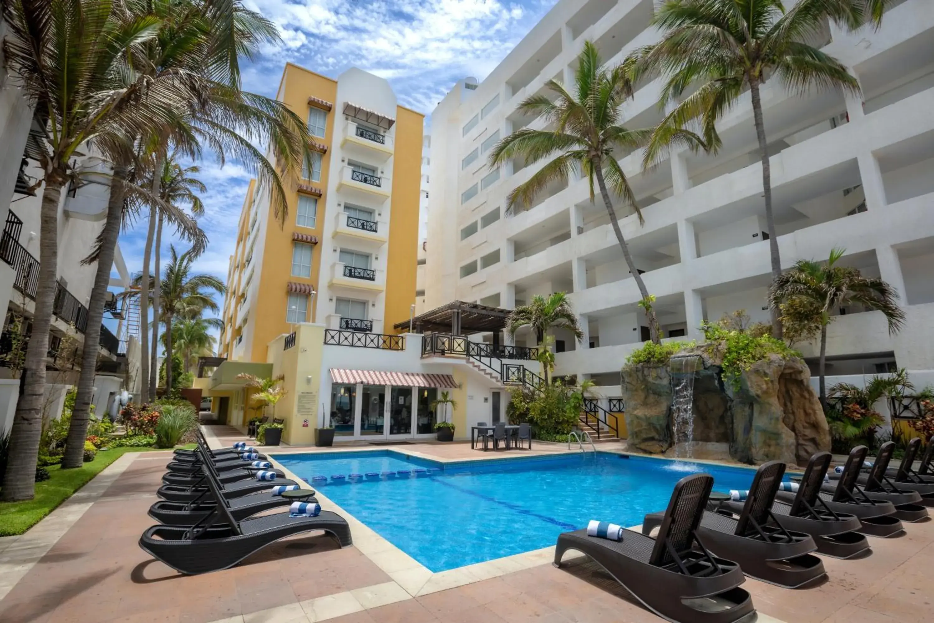 Property building in Best Western Hotel Posada Freeman Zona Dorada Property building in Best Western Hotel Posada Freeman Zona Dorada