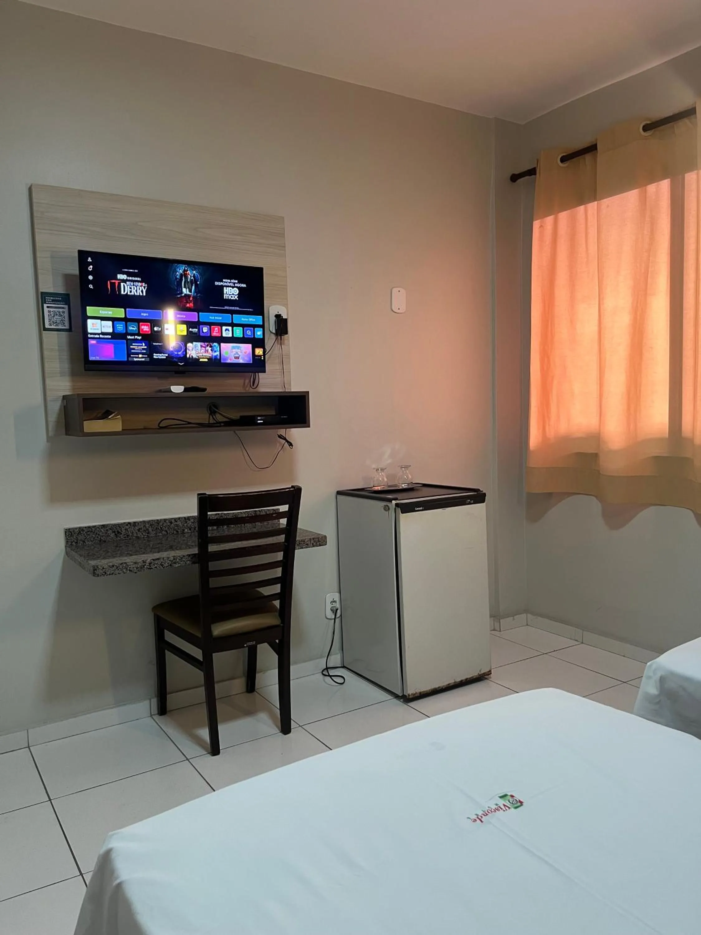 Communal lounge/ TV room, Bed in Hotel Visconde