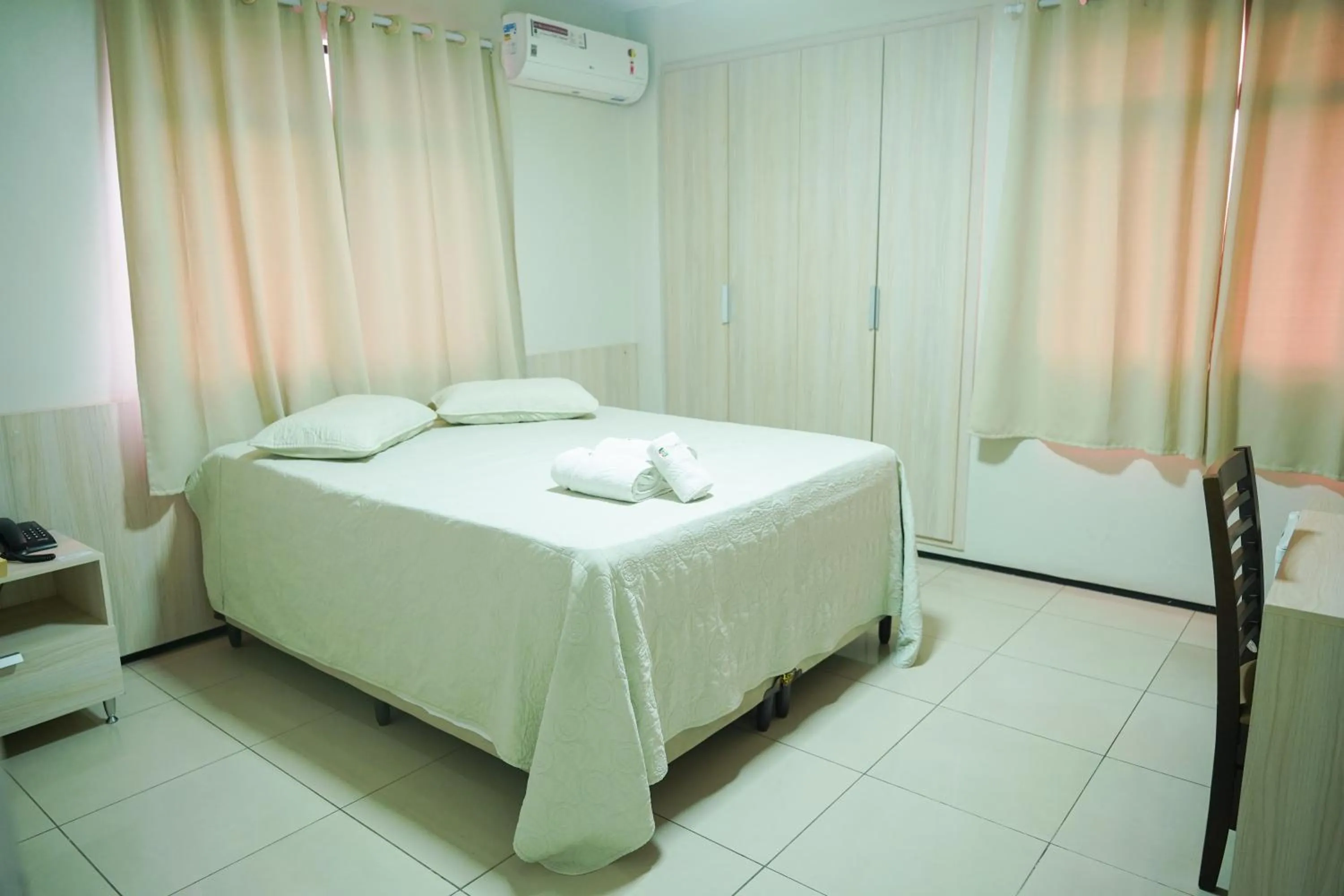 minibar, Bed in Hotel Visconde