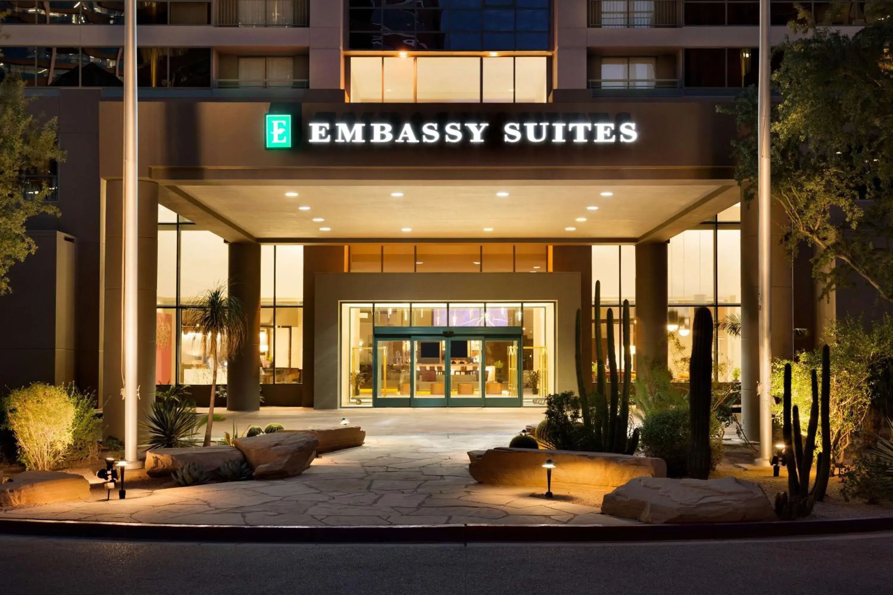 Property building in Embassy Suites by Hilton Phoenix Downtown North Property building in Embassy Suites by Hilton Phoenix Downtown North