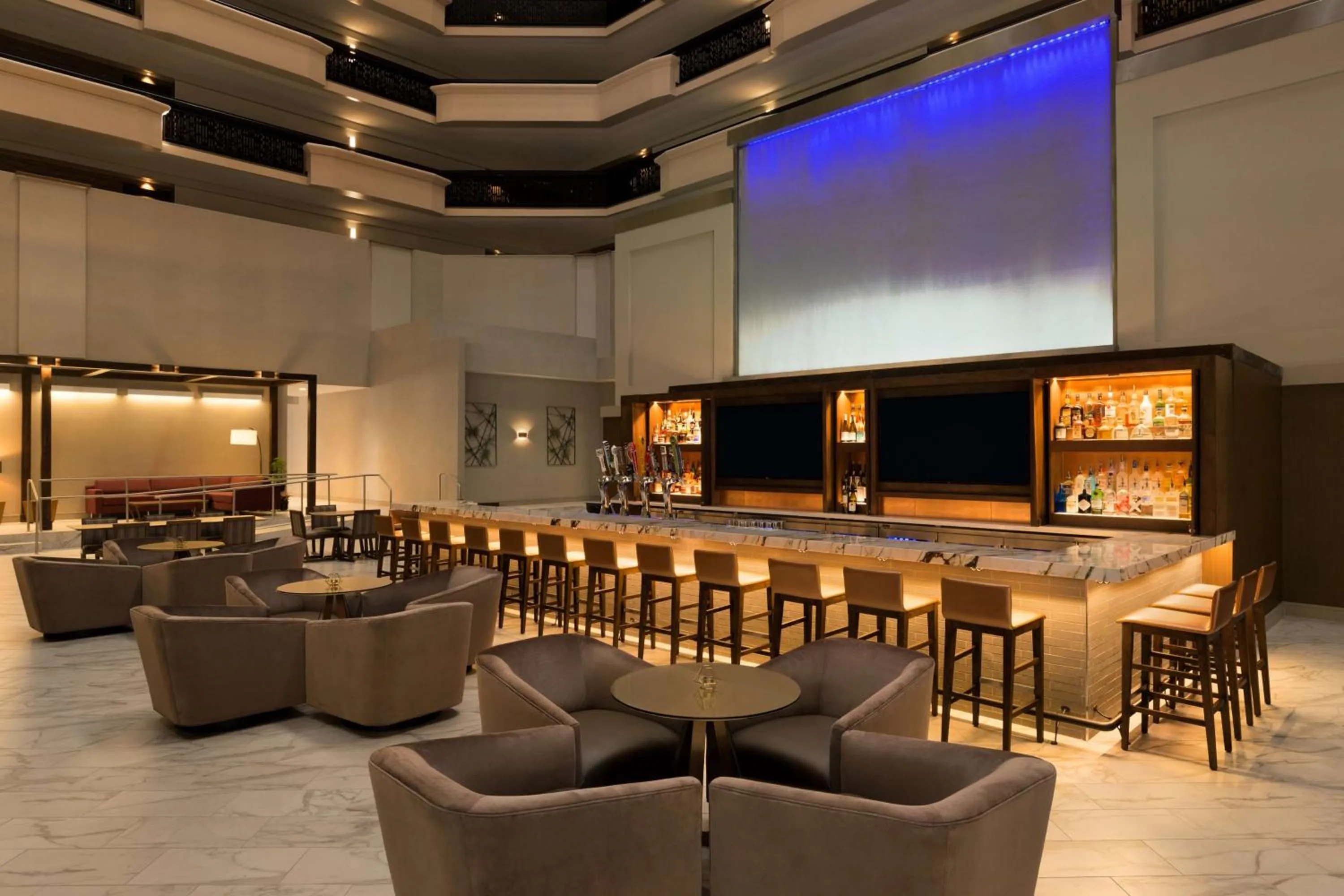 Lounge or bar in Embassy Suites by Hilton Phoenix Downtown North