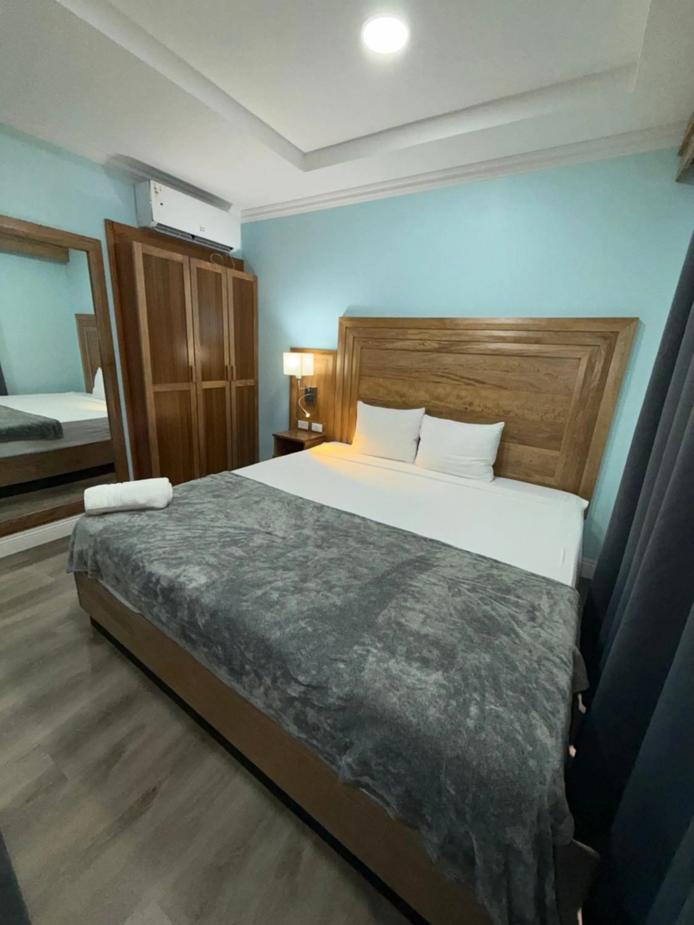 Bedroom, Bed in Airport Suites Hotel