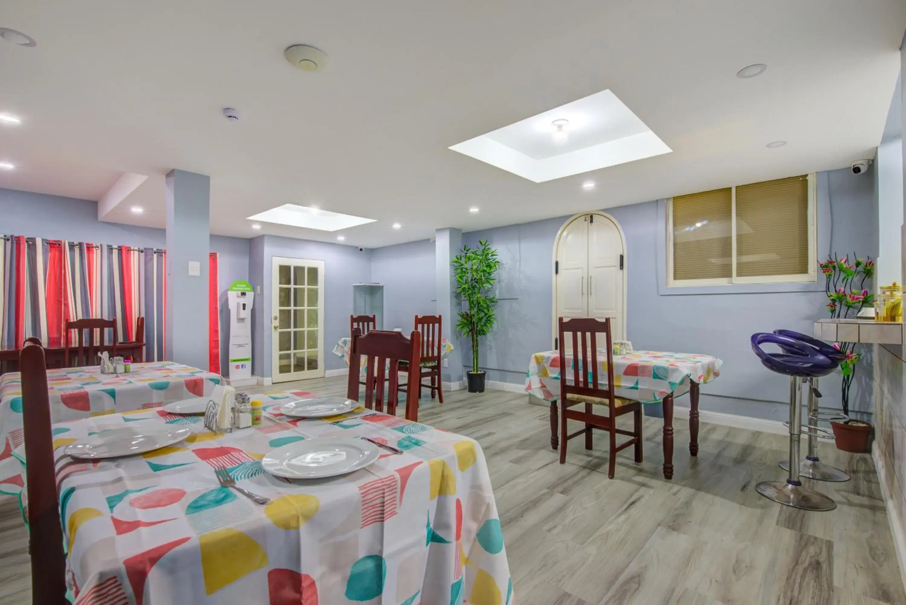 Restaurant/places to eat in Airport Suites Hotel Restaurant/places to eat in Airport Suites Hotel