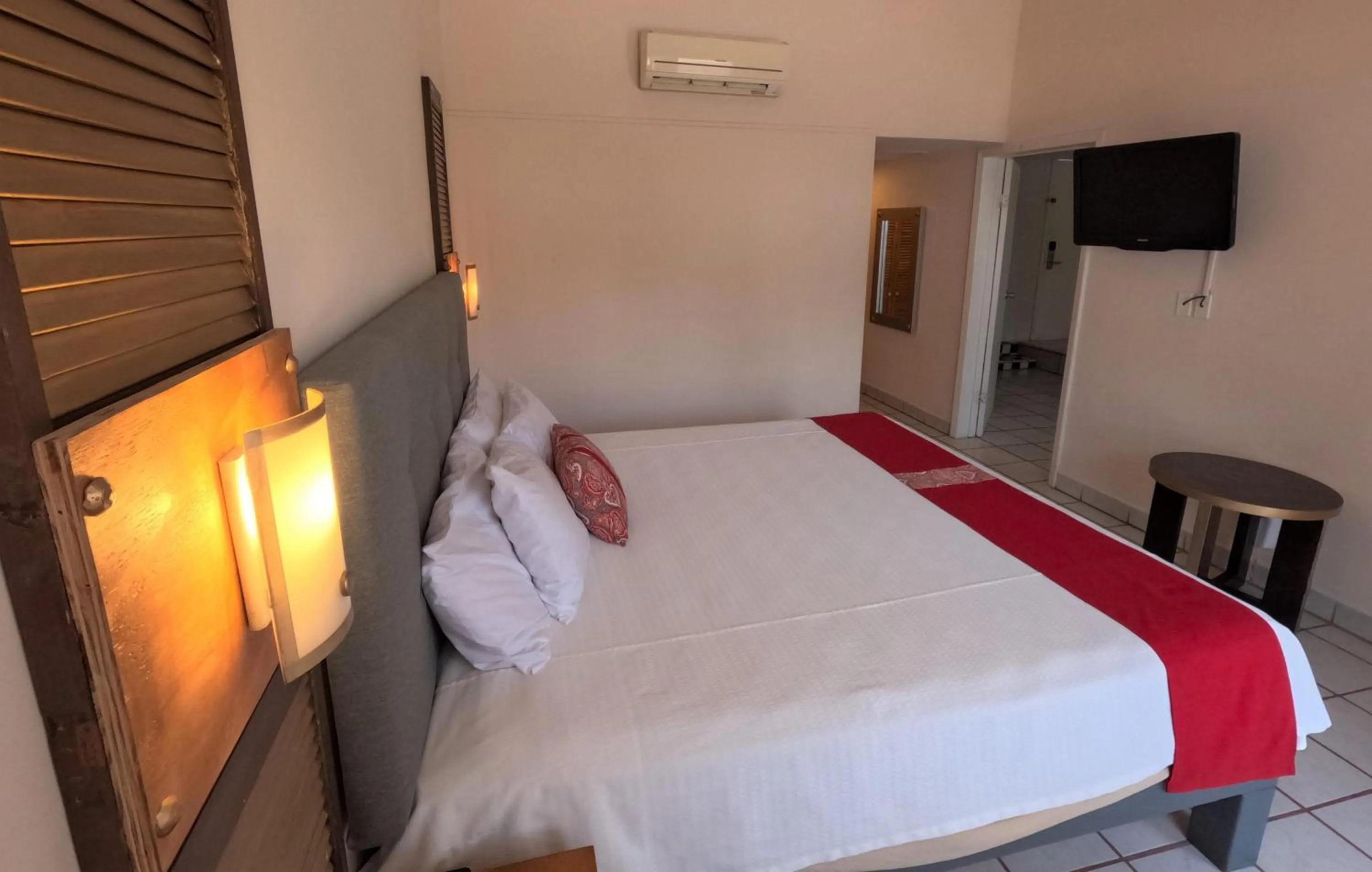 Bedroom, Bed in La Concha Beach Hotel & Club