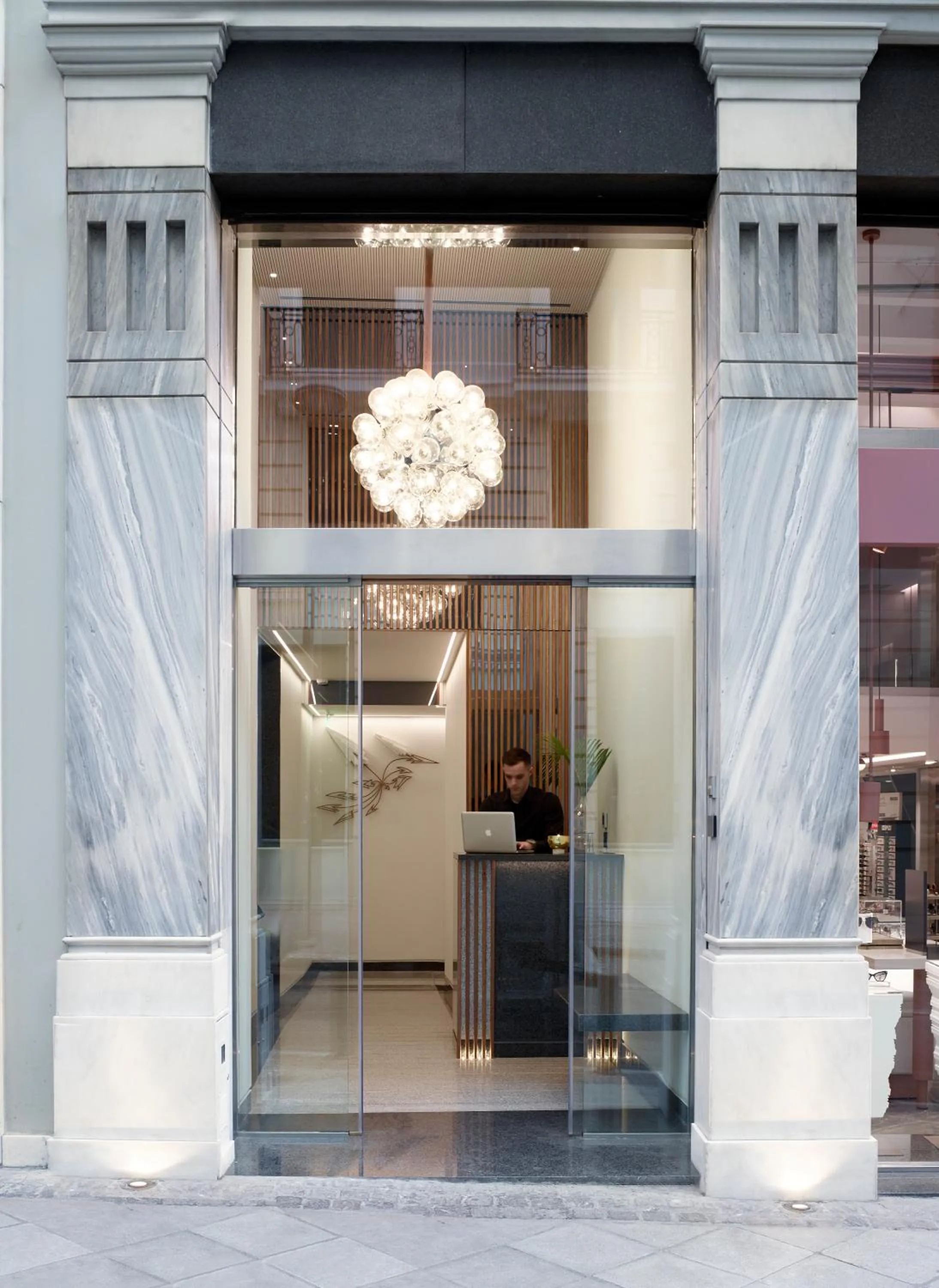 Facade/entrance in Athens Ikon