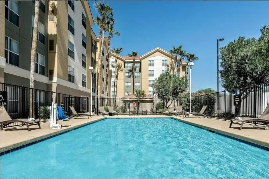 Swimming pool in MainStay Suites Phoenix North Swimming pool in MainStay Suites Phoenix North