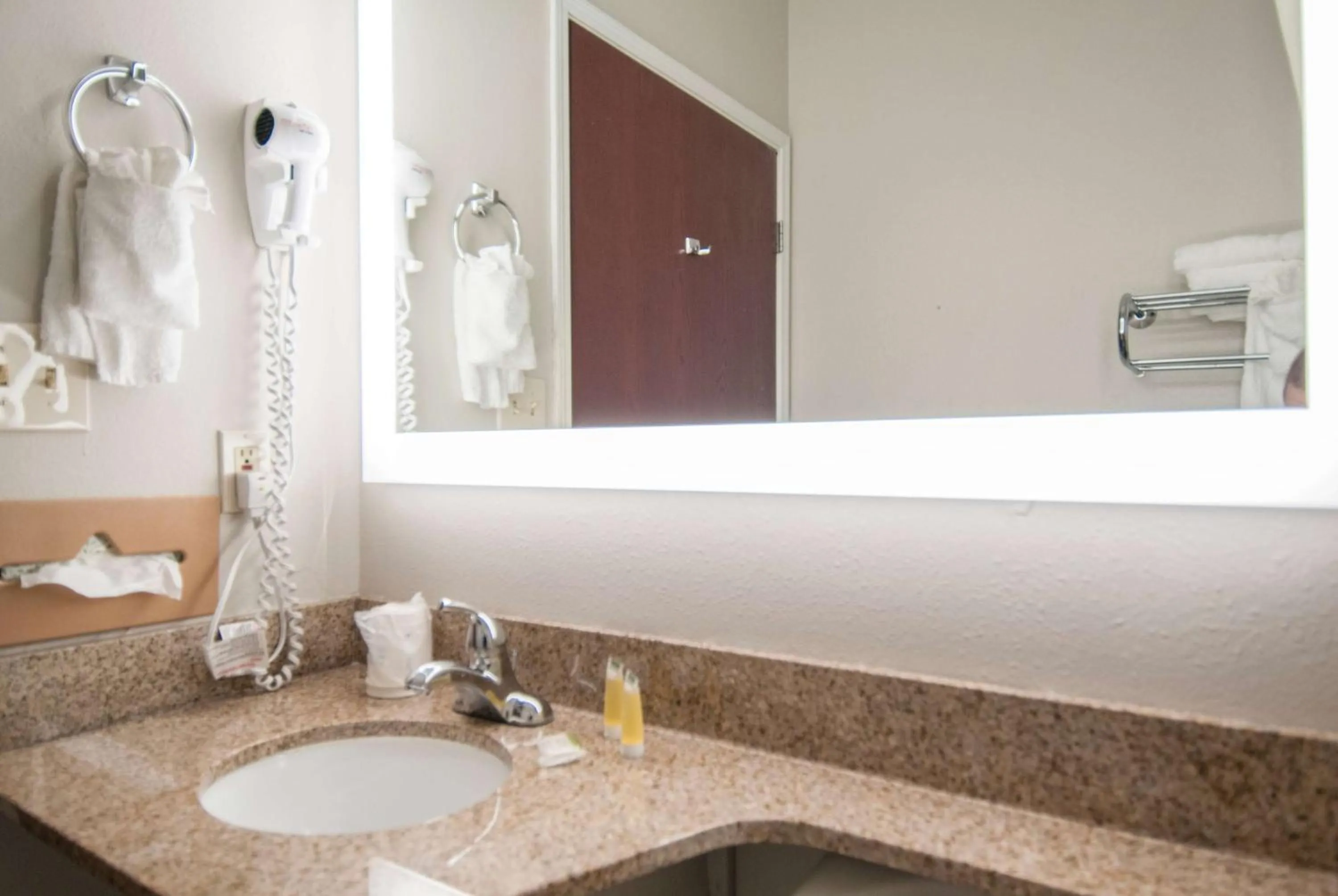 TV and multimedia in Microtel Inn and Suites Lafayette