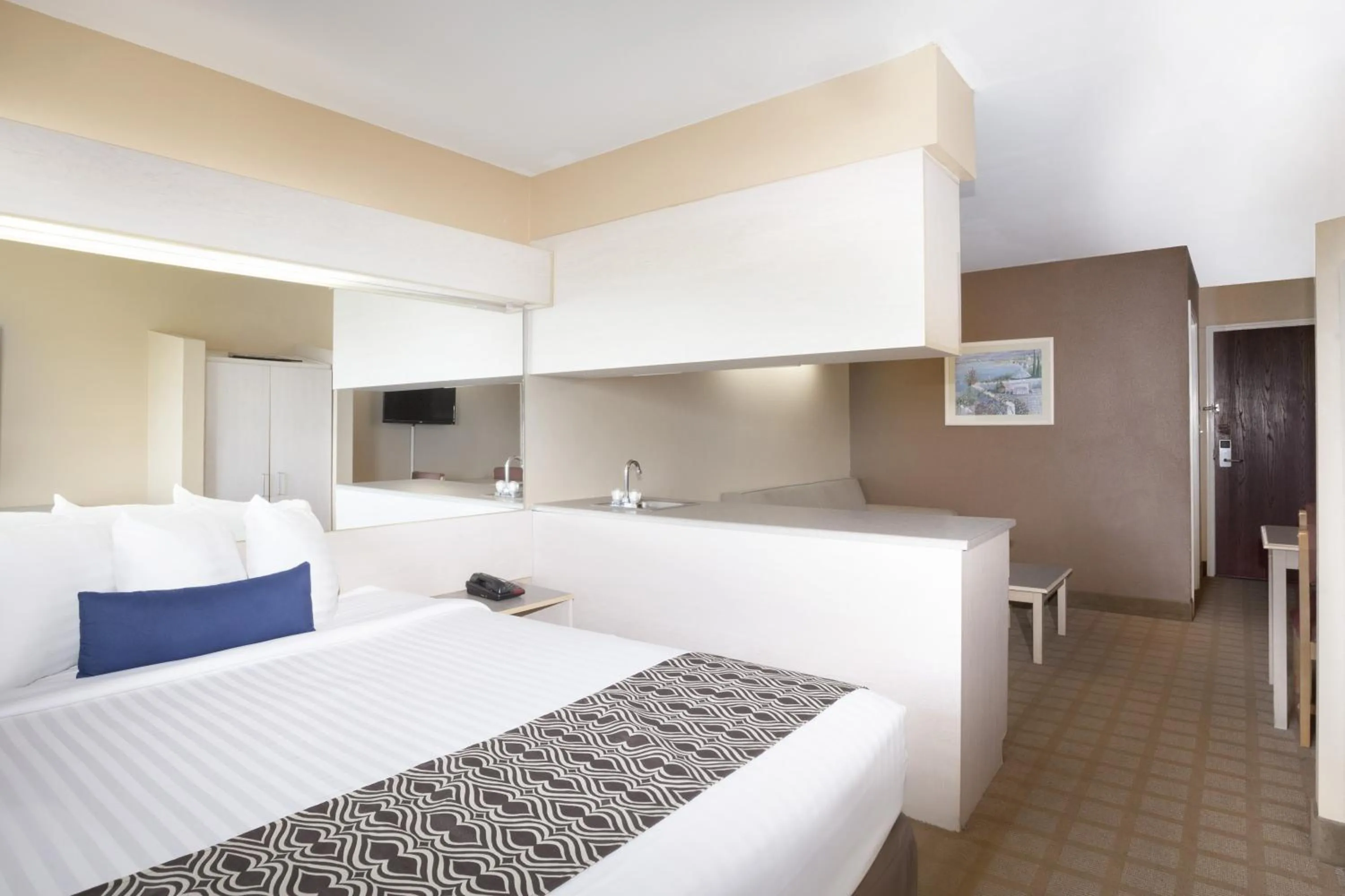 Photo of the whole room, Bed in Microtel Inn and Suites Lafayette