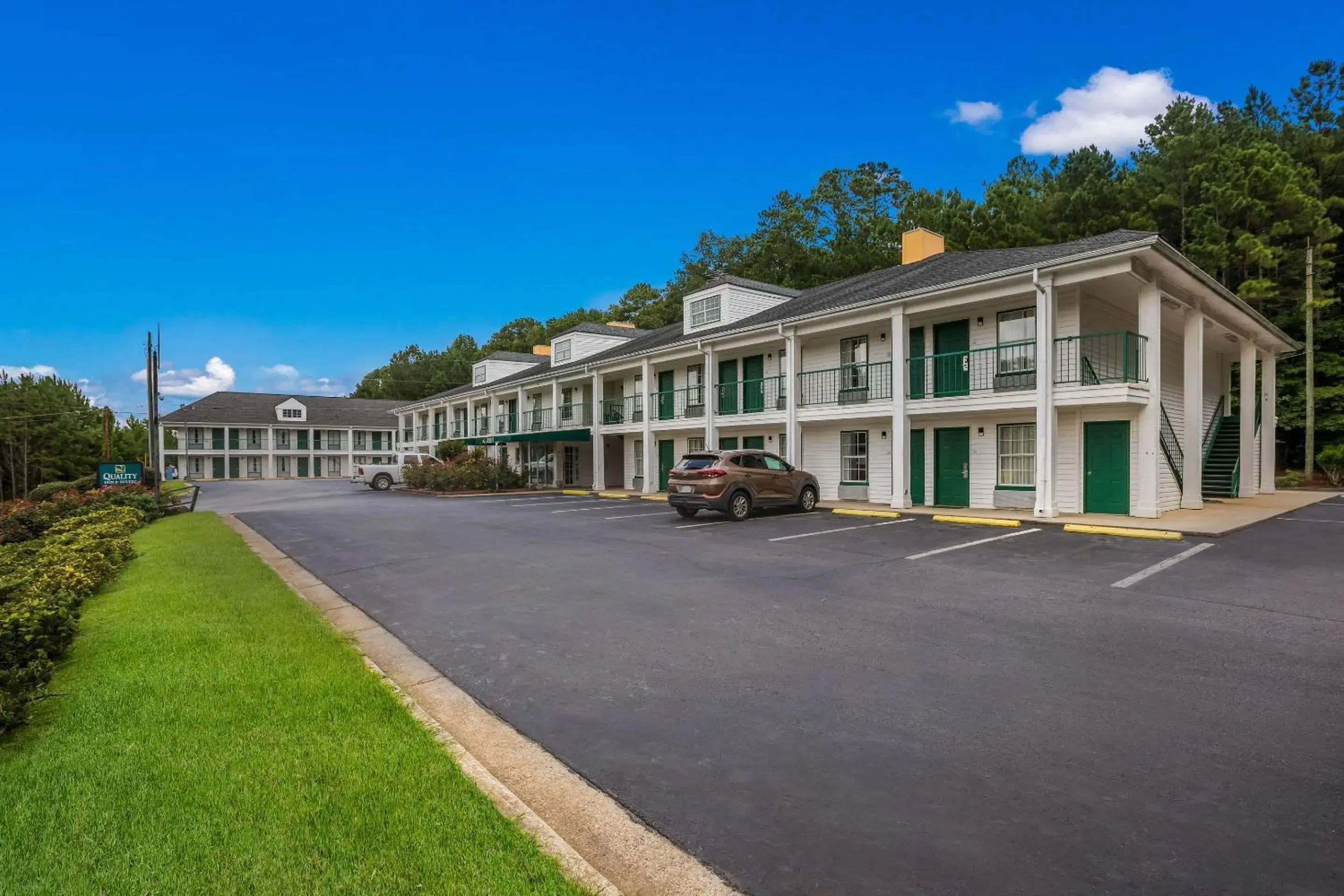 Property building in Quality Inn & Suites Greensboro near Lake Oconee Property building in Quality Inn & Suites Greensboro near Lake Oconee