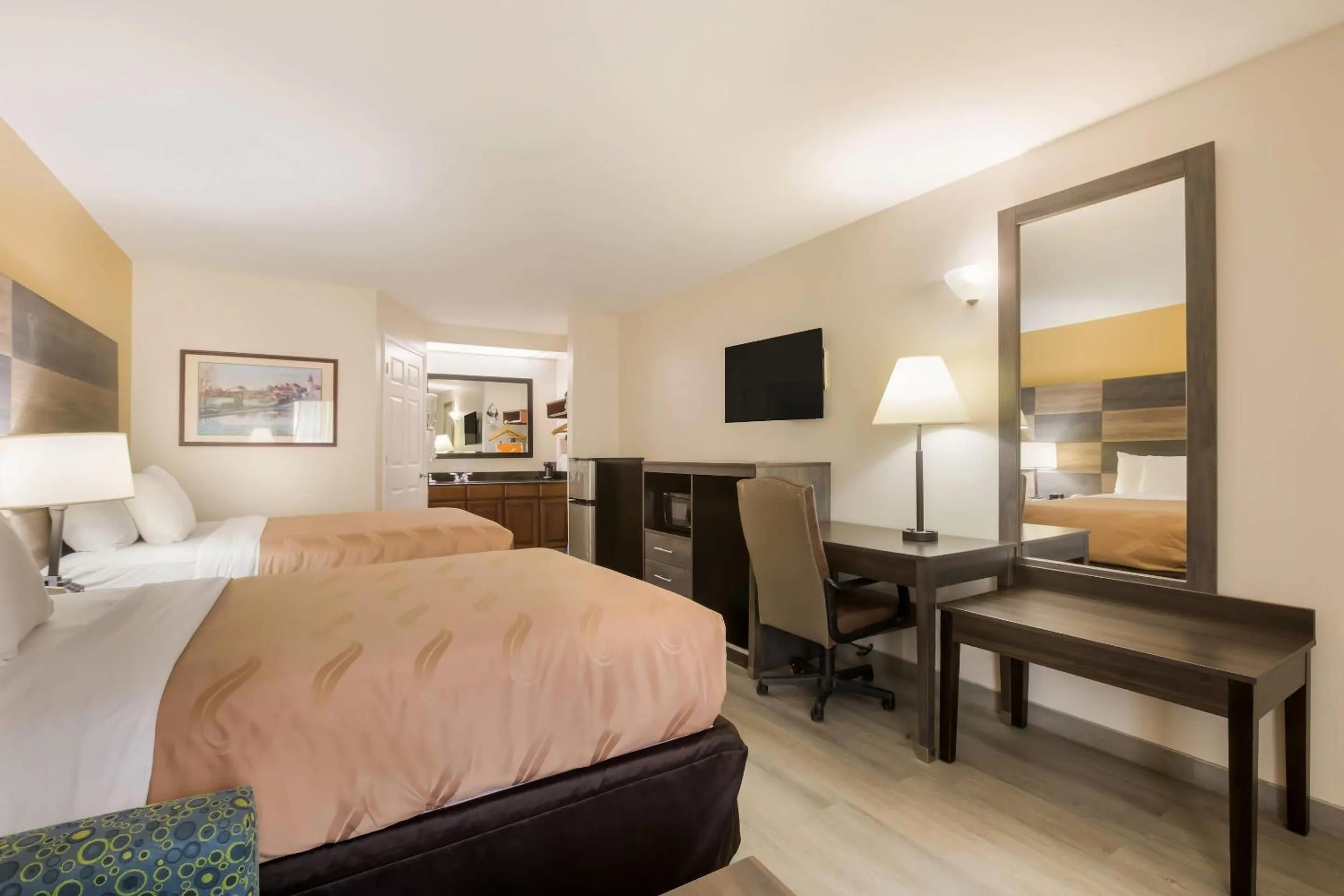 Bedroom, Bed in Quality Inn & Suites Greensboro near Lake Oconee